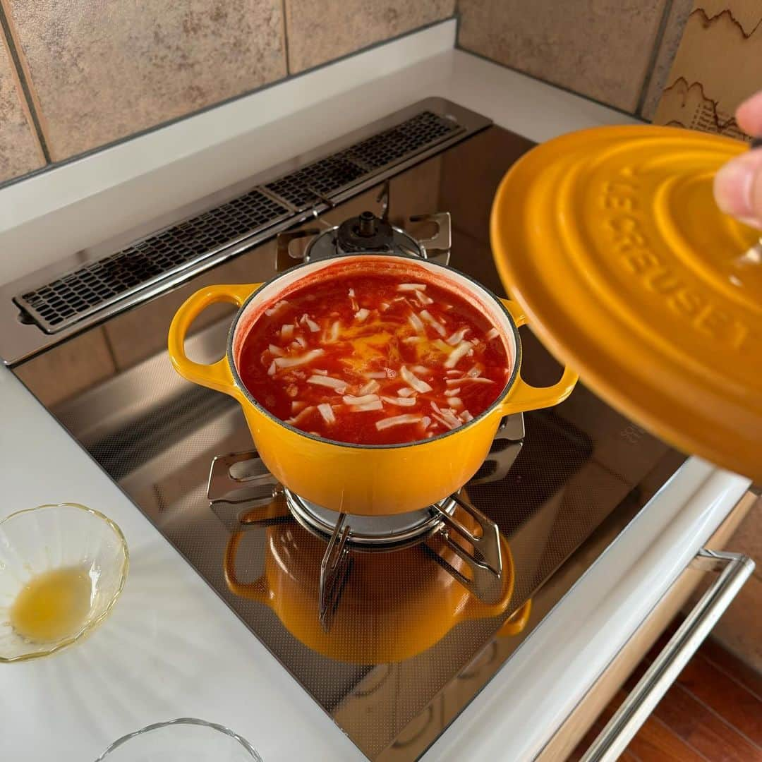 Tesshiさんのインスタグラム写真 - (TesshiInstagram)「トマト缶で簡単たまごチーズおじやfor朝ごはん Tomato rice porridge with egg and cheese for breakfast #yummy #homemade #healthy #rice #porridge #tomato #egg #cheese #breakfast #おいしい #朝ごはん #おじや #リゾット #トマト缶 #卵 #チーズ #マカロニメイト #フーディーテーブル #手作り  トマト缶1缶400g、コンソメ1個、しょうゆ大1、砂糖大1、水トマト缶1缶分、ご飯200g、卵1個、チーズひとつかみ、塩胡椒、オリーブオイルなど 1 canned tomatoes 400g, 1 stock cubes, 1 tbsp soy sauce, 1 tbsp sugar, 1 can’s worth of water, 200g Gohan, 1 egg, a bunch of cheese, salt, pepper and olive oil…  #新米 @yukitsubakiofficial」10月28日 21時58分 - tmytsm