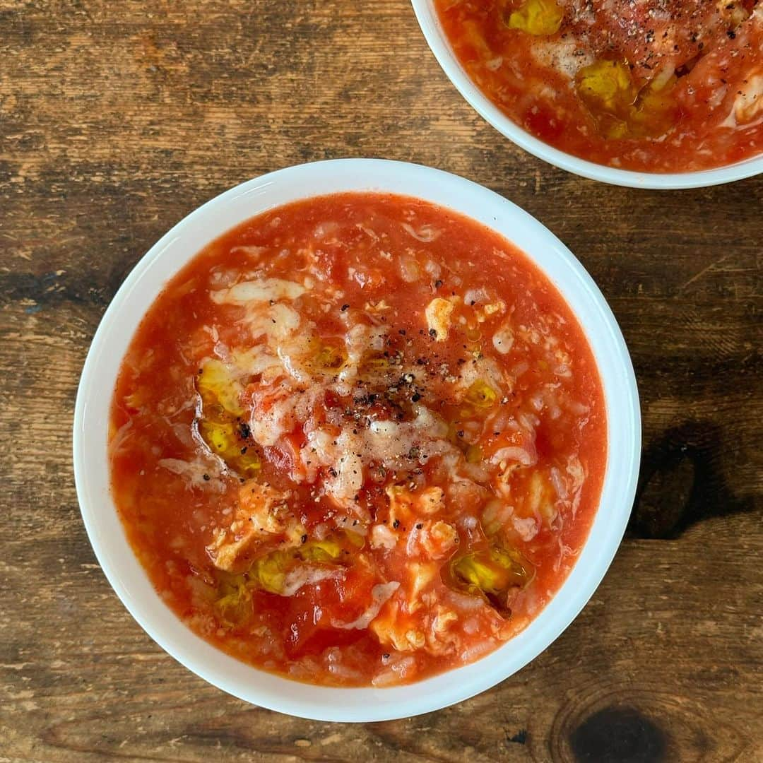 Tesshiのインスタグラム：「トマト缶で簡単たまごチーズおじやfor朝ごはん Tomato rice porridge with egg and cheese for breakfast #yummy #homemade #healthy #rice #porridge #tomato #egg #cheese #breakfast #おいしい #朝ごはん #おじや #リゾット #トマト缶 #卵 #チーズ #マカロニメイト #フーディーテーブル #手作り  トマト缶1缶400g、コンソメ1個、しょうゆ大1、砂糖大1、水トマト缶1缶分、ご飯200g、卵1個、チーズひとつかみ、塩胡椒、オリーブオイルなど 1 canned tomatoes 400g, 1 stock cubes, 1 tbsp soy sauce, 1 tbsp sugar, 1 can’s worth of water, 200g Gohan, 1 egg, a bunch of cheese, salt, pepper and olive oil…  #新米 @yukitsubakiofficial」