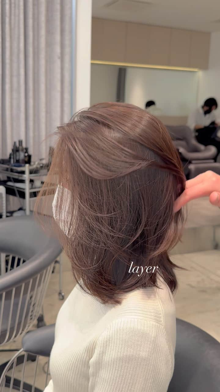 齋藤純也のインスタグラム：「layer style ✂︎  柔らかく動くデザインがこだわりです💇‍♀️ 誰よりも似合うオーダーメイドなヘアスタイルを  ✴︎PRICE✴︎ カット✂︎7700円 カラー✂︎7700円  カットなしの場合シャンプーブロー料金+2200円 カラーはトリートメントin処方で圧倒的な艶感と手触りをプラスします。 ブリーチor3Dハイライト施術はプラス7700円です。 パーマ✂︎7700円 トリートメント✂︎種類多数によりカウンセリングで決めさせていただきます。5500円〜11000円 縮毛矯正✂︎17600円、前髪のみは6600円 ・ ネット予約が×の所もお電話かDMで時間調整できますので気軽にご連絡ください！ kelly.表参道本店　A1出口より徒歩45秒 東京都渋谷区神宮前5-2-5 JY表参道ビル２Ｆ kelly. ・ ・ ✔️群馬県伊勢崎市で出勤するスケジュールは隔週水曜日です。 群馬店は料金が異なります、お問い合わせください 群馬のご予約はＤＭまたは ホットペッパービューティーで  kelly. by L.O.G 検索✂︎ 在籍日程が少なくて申し訳ありません。 薬剤は最新のものを揃えました 群馬県伊勢崎市宮前町146-1  #小顔カット#似合わせカット#レイヤーカット #表参道美容室　#ミディアムヘア #サロンモデル  #アッシュ #グレージュ #縮毛矯正  #ボブ  #本庄美容室  #伊勢崎美容室 #太田美容室  #高崎美容室」