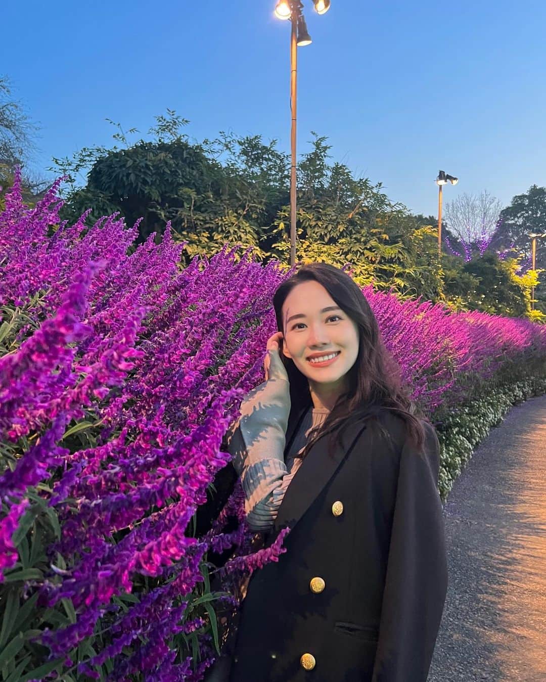 勝田梨乃のインスタグラム：「⁡ ⁡ 母と一緒にあしかがフラワーパークへ🪻 光の花の庭2023綺麗だった〜🤍 キャプションを入力…」