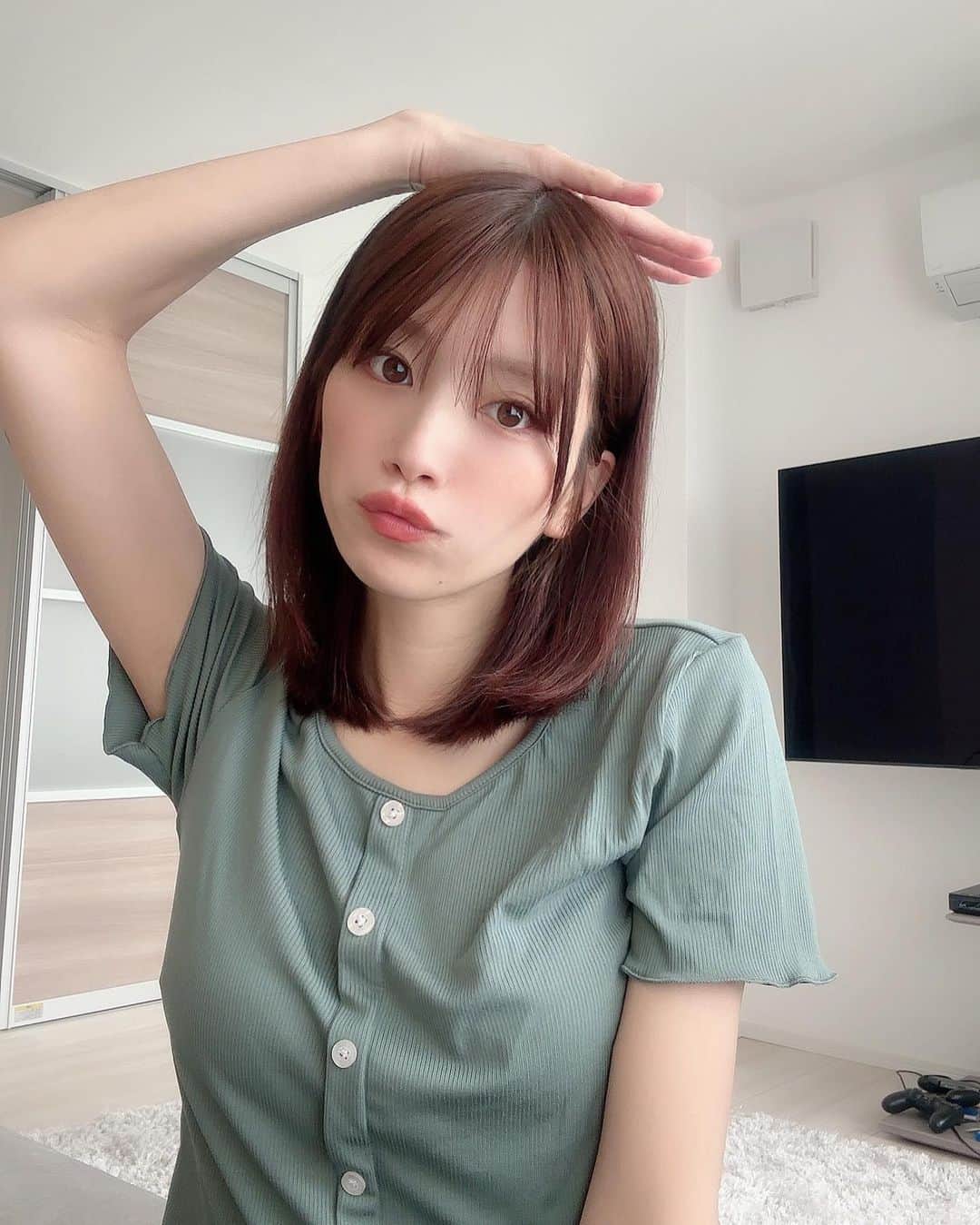 神崎紗衣さんのインスタグラム写真 - (神崎紗衣Instagram)「可愛い子みんな使ってて触発されたまつげ美容液😫使ってみた  伸びるスピードが早くてたちまちDEKAMEになれるんだってぇ😍❣️  2枚目の動画、途中で加工取れてまうけどまつ毛ぱちぱちだから見て(⌒▽⌒)  マツエク痒くなっちゃう体質の私もこれでマツエク級自まつげ目指せるかなぁ🫶🏻💕  #エマーキット #EMAKED #DEKAME #PR @mizuhashihojudo」10月28日 21時51分 - kanzaki_sae