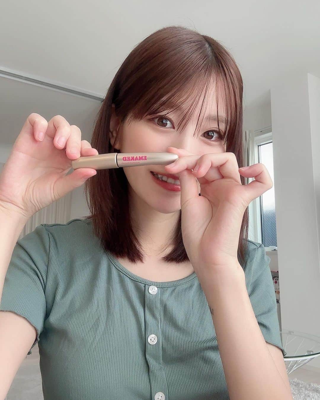 神崎紗衣さんのインスタグラム写真 - (神崎紗衣Instagram)「可愛い子みんな使ってて触発されたまつげ美容液😫使ってみた  伸びるスピードが早くてたちまちDEKAMEになれるんだってぇ😍❣️  2枚目の動画、途中で加工取れてまうけどまつ毛ぱちぱちだから見て(⌒▽⌒)  マツエク痒くなっちゃう体質の私もこれでマツエク級自まつげ目指せるかなぁ🫶🏻💕  #エマーキット #EMAKED #DEKAME #PR @mizuhashihojudo」10月28日 21時51分 - kanzaki_sae