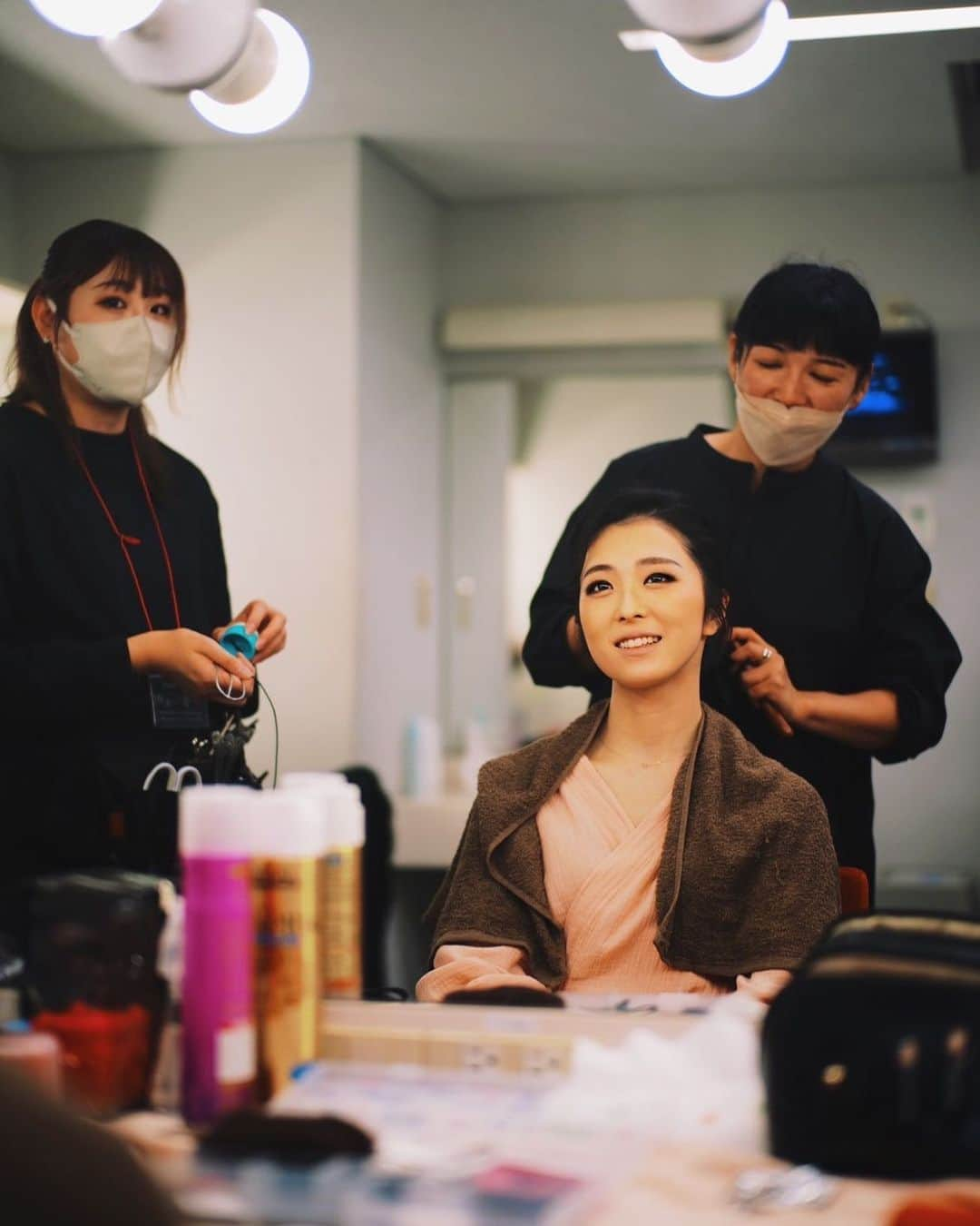 咲花莉帆さんのインスタグラム写真 - (咲花莉帆Instagram)「舞台に上がる前、ヘアメイクさんに最後の魔法をかけてもらう時間。  初日を控え緊張と高揚が混じる瞬間を #井澤勇貴さん がカメラに納めてくださいました。  ヘアメイクさんは上演中にもメイクや髪型のセット、時には早変わりのサポートまでしてくださいます。  どのセクションの方も優しくお声がけくださるのですが、 特にヘアメイクさんとお話しする時間は少しだけ緊張を忘れリラックスできる時間です。  井澤さん、思い出に残る一枚をありがとうございます！  #46番目の密室 アーカイブ配信は 日曜日から月曜日になるその瞬間まで何度もご覧いただけます。  https://www.theater-complex.town/ppv/4j6f5R9aHH2s9mWt6UAB53  #咲花莉帆」10月28日 21時52分 - sakihanariho94