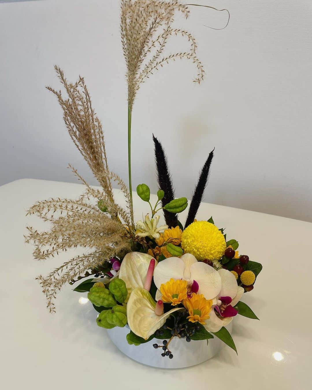 枡田絵理奈さんのインスタグラム写真 - (枡田絵理奈Instagram)「好きなお花屋さん。 ヒルトン広島にある、フローリストハンナ💐 季節のアレンジメントがとても可愛いです。 今回はハロウィンのブーケを買いました。 お月見の時のお花も、うさぎと月を連想させるデザインで、シックな中にお茶目さを感じて、とても好きなアレンジメントでした。  #ヒルトン広島 #フローリストハンナ @hilton.hiroshima」10月28日 21時55分 - masuda_erina.official