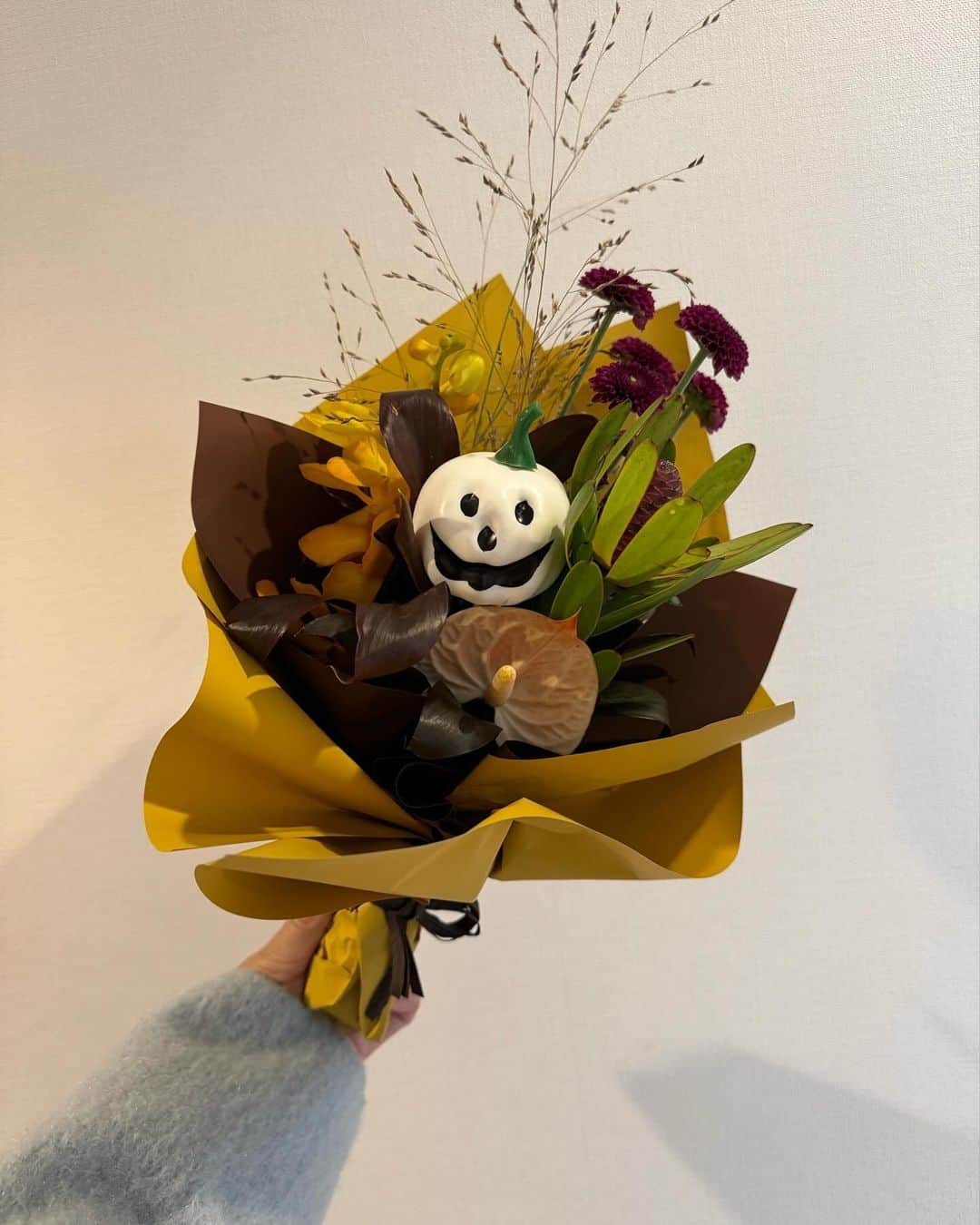 のインスタグラム：「好きなお花屋さん。 ヒルトン広島にある、フローリストハンナ💐 季節のアレンジメントがとても可愛いです。 今回はハロウィンのブーケを買いました。 お月見の時のお花も、うさぎと月を連想させるデザインで、シックな中にお茶目さを感じて、とても好きなアレンジメントでした。  #ヒルトン広島 #フローリストハンナ @hilton.hiroshima」