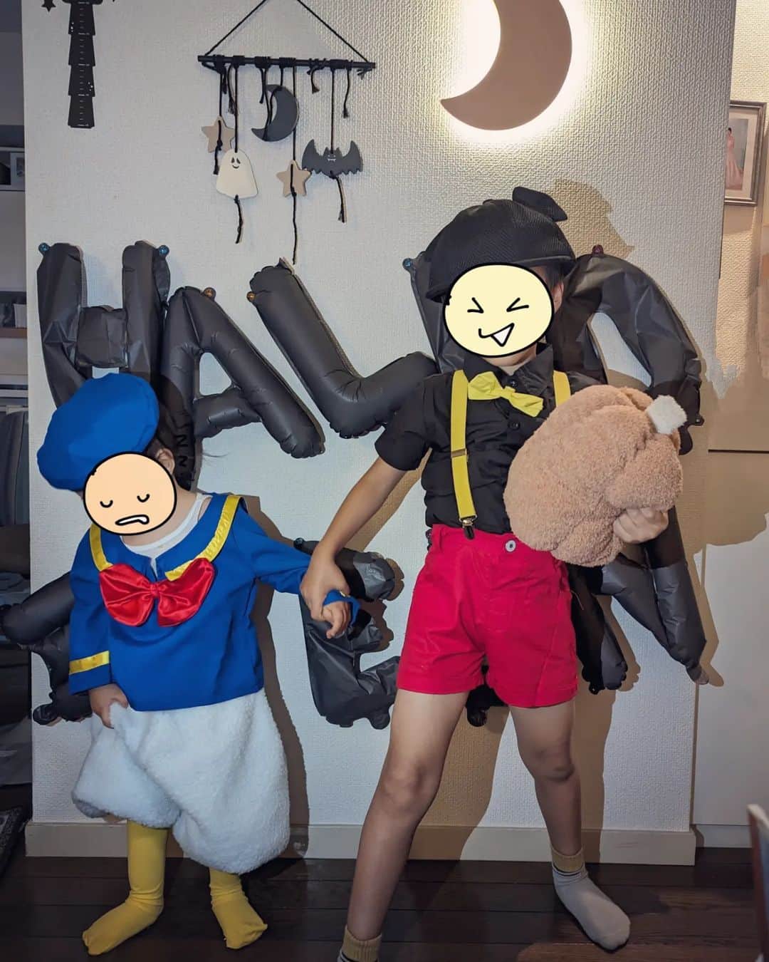 宮田愛子のインスタグラム：「ハッピーハロウィン🎃うちの子2人はまさに、長男ミッキー、次男ドナルドのキャラなので仮装させました😚  後ろの風船は長男が膨らませて飾り付けてくれたけど（5歳の肺活量ってすごいですね！）、 2人ともじっとしてないから写真を撮るうちにバンバンぶつかって、ほとんど割れました😂 （最後の写真がもともとの膨らみ…）」