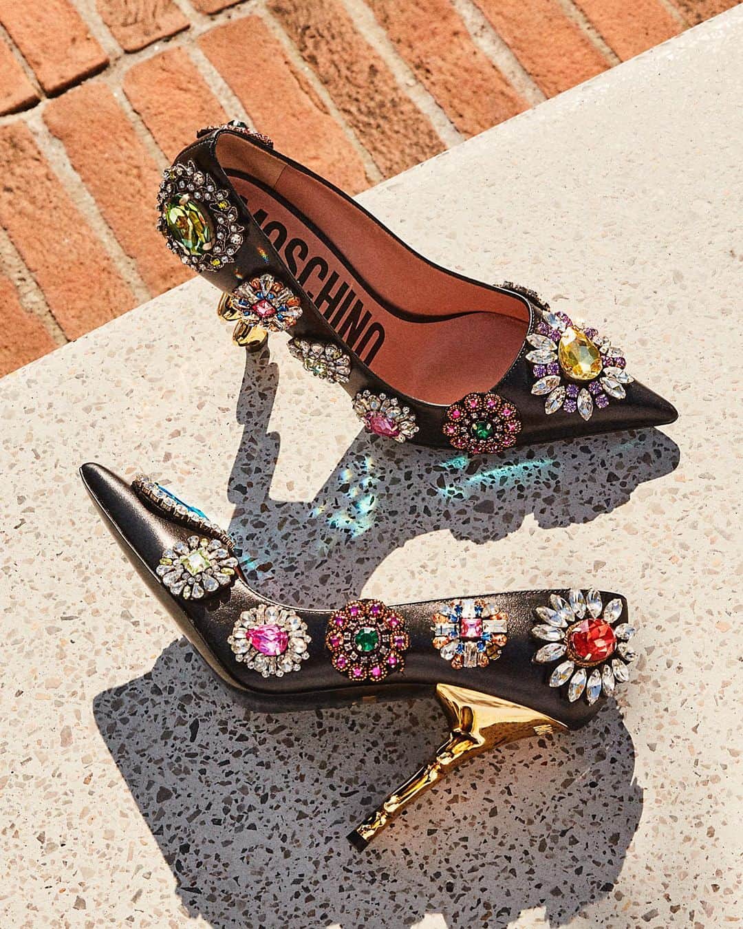 Moschinoのインスタグラム：「Drumroll, please. Introducing the crown jewel of the latest collection – an over-the-top take on the elegant pump for all you Moschino-loving maximalists out there.   #Moschino #MoschinoFW23 #MoschinoAccessories」