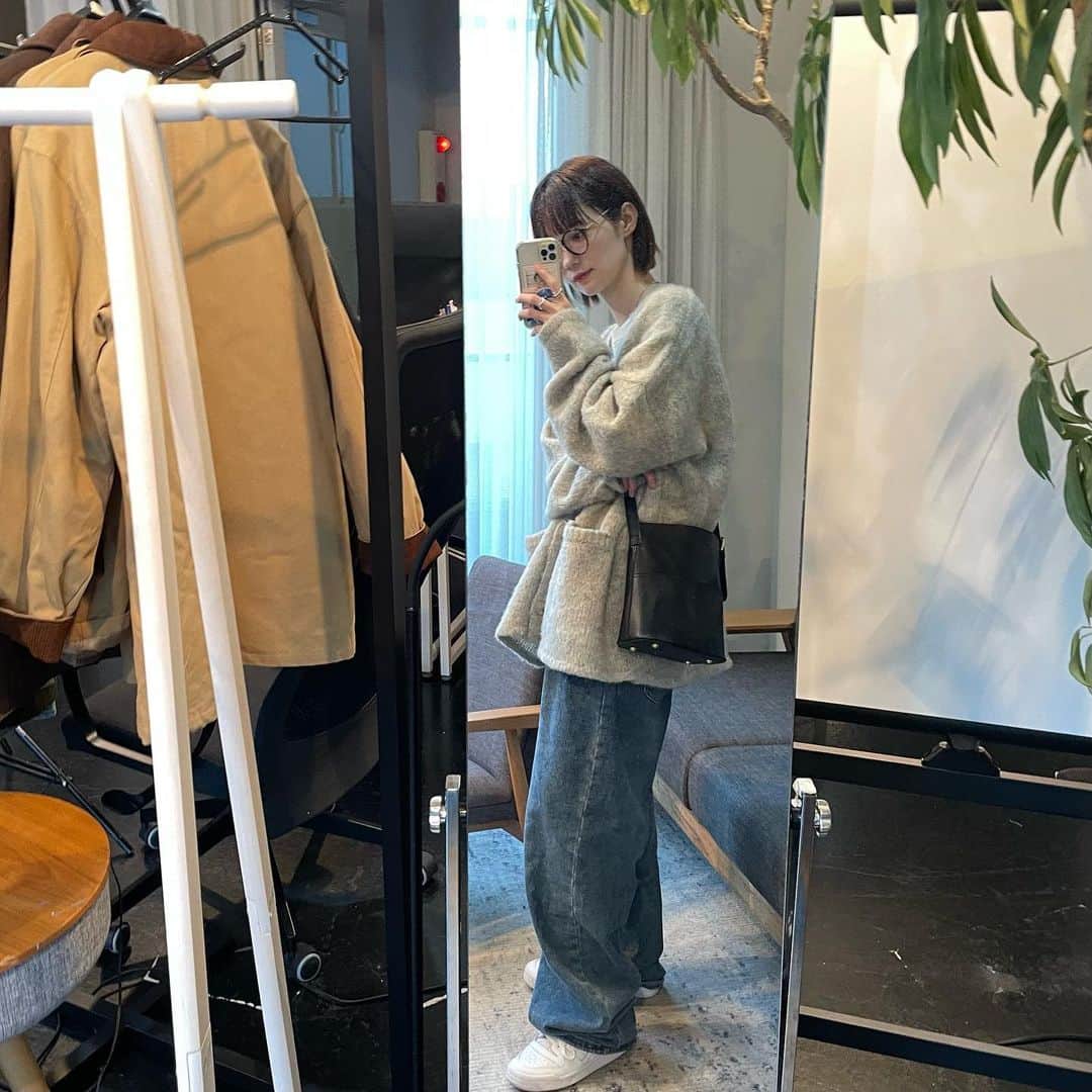 村濱遥のインスタグラム：「新作のカーディガン 🧶 だぼっと ゆるっと  お気に入りすぎてる〜〜 （ 2枚目にまろ登場 ）  👜は @aimohajapan  ちょうどいいサイズだし セットでポーチついててよかった 🫶  結構前に買ったこのデニムも aimohaのだった ◎ #aimoha #PR」