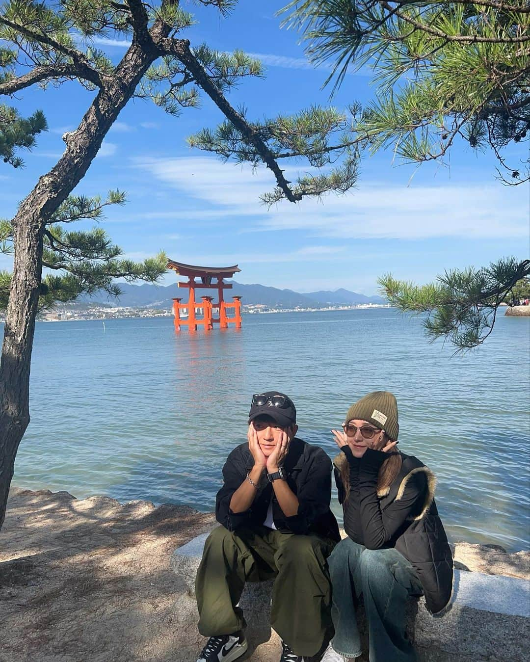 大倉士門さんのインスタグラム写真 - (大倉士門Instagram)「先日、2023.10.22 結婚一年記念日でした！😊 えぇディナーに行ったりするんもえぇけど 結婚記念日ってどうする？ってなって、 日帰り国内旅行をすることに！✈️ そんな今年は「広島」へ行きました😊 朝から夜までたっぷり行動して堪能して 大満足なお二人でした！！😆 えぇ1日でした！✌️✨」10月28日 21時59分 - shimonsmile