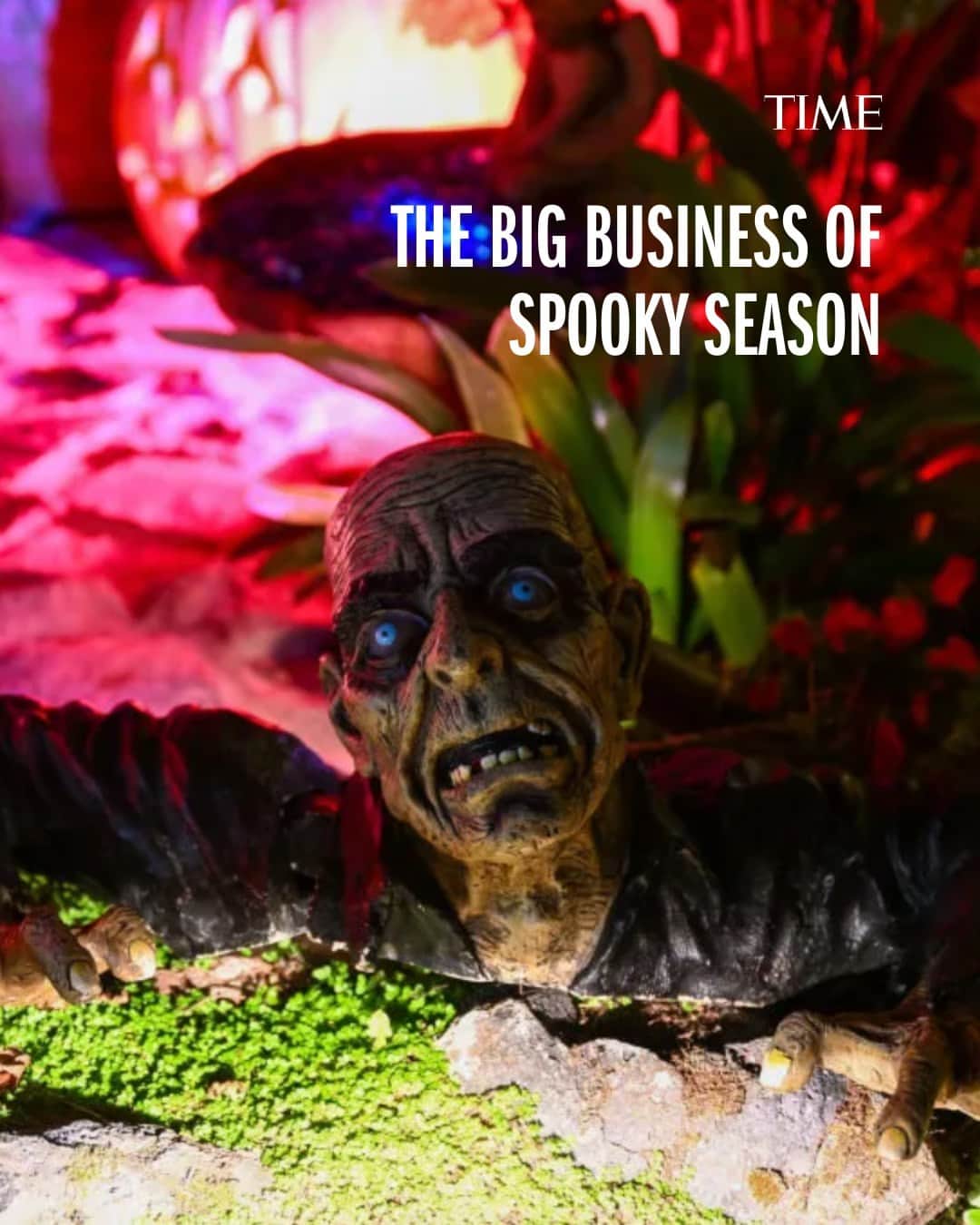 TIME Magazineのインスタグラム：「The National Retail Federation estimates that American consumers will spend a record $12.2 billion on this year’s Halloween festivities—usurping last year’s record of $10.6 billion.  Halloween enthusiasts are expected to spend roughly $4 billion on costumes and decor this year and roughly $3.6 billion on candy. Even in the face of high inflation and interest rates, the rise in holiday spending indicates that consumers are not yet tightening their wallets.   TIME reporter Simmone Shah takes a dive inside the booming Halloween industry at the link in bio.  Photograph by Getty」