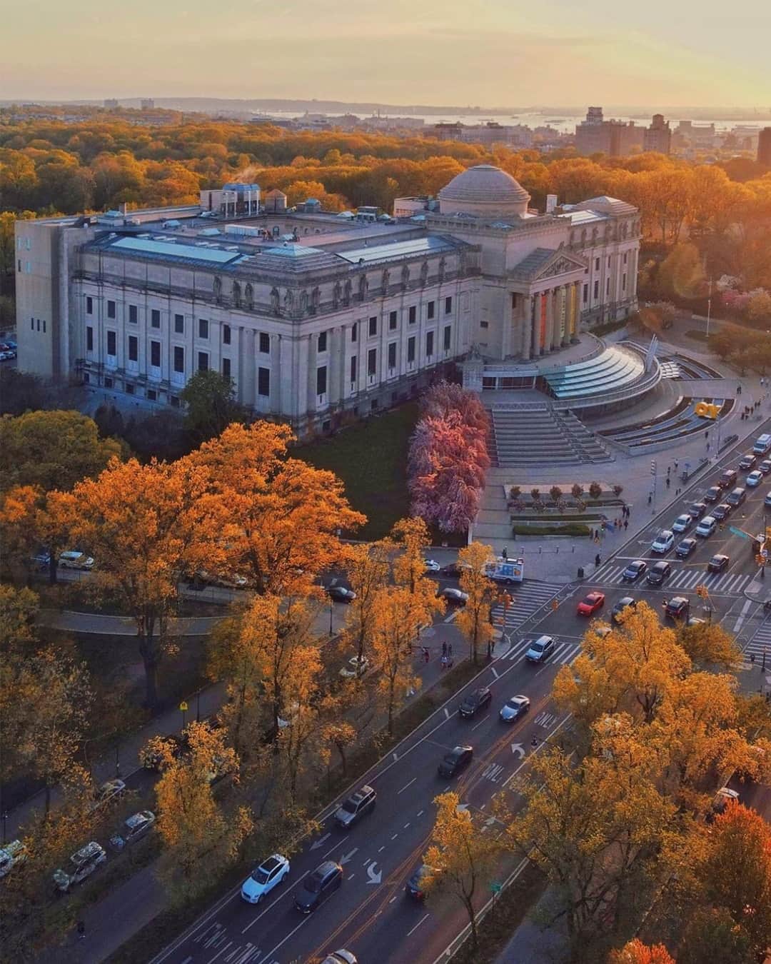 のインスタグラム：「FYI: We will close early today at 2 pm. 📣⁠ ⁠ If you purchased timed tickets for the afternoon on Saturday, October 28, look for an email in your inbox about rescheduling and refund options.⁠ ⁠ Early voters, you will still be able to access your polling site. Check nycvotes.org for the latest polling information.⁠ ⁠ 📷️ Selvon Ramsawak (@selvon.nef)」
