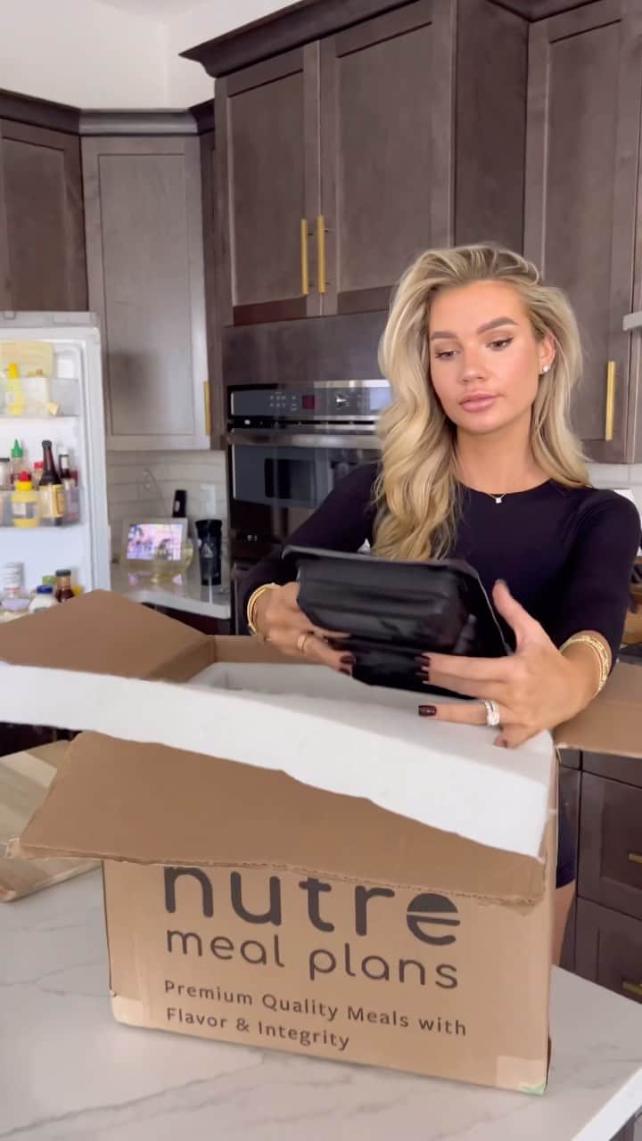 Alexa Collinsのインスタグラム：「loving the convenience of my meals from @nutre_meals! Use my special code “ALEXAC40” for 40% off your first order! #ad」