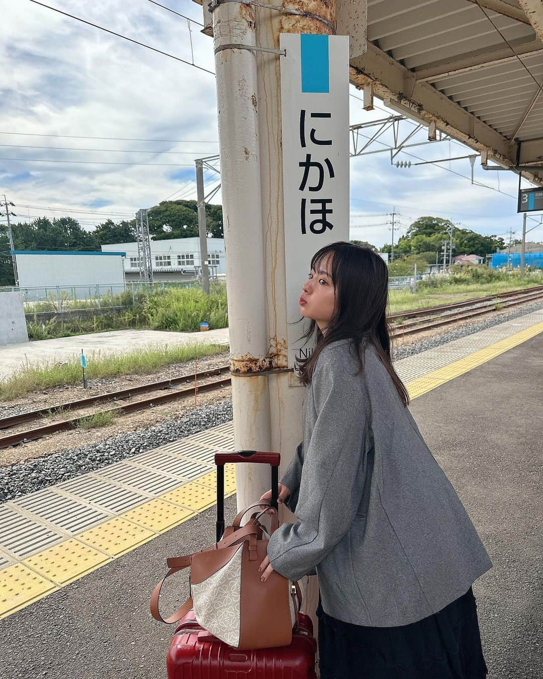 山田菜々さんのインスタグラム写真 - (山田菜々Instagram)「秋田県のにかほ市にある @99glam.official のグランピングへ♡  秋田県の食材を使ったバーベキューは、 食べきれないくらいの贅沢な量にどれも美味しいごはん。  特にいちじくのピザがもう...🥹💞 ほんとに美味しくてこれだけを食べにも行きたいほど...！ (スタッフの方に聞いたらめちゃくちゃお客さんから評判が良いらしい🥹) これはほんとに名物にしてほしいしまた絶対食べたい🥺  夜はキャンプファイヤーしてくれて マシュマロ焼いたよ〜☺️🔥  実はお昼頃に着いたのだけど、 秋田県の有名観光名所を車で案内してくれるツアーがあって それに一緒に回ってた人たちと一緒にマシュマロ焼きました😌🤝 (写真めちゃくちゃあるからまた次回！)  きっともう会うことはないかもしれないけど、旅先でたまたま会った人たちと同じことを共有できたりするのもわたしは好きだしこれも旅ならではの良いところ🥹♡  水場は部屋をでたすぐにあるし、 大浴場もゆっくり浸かってリフレッシュ🍁  秋先取り大成功でした〜！  #秋田県 #秋田グルメ #にかほ市 #グランピング #PR」10月28日 22時01分 - tannana.yamada