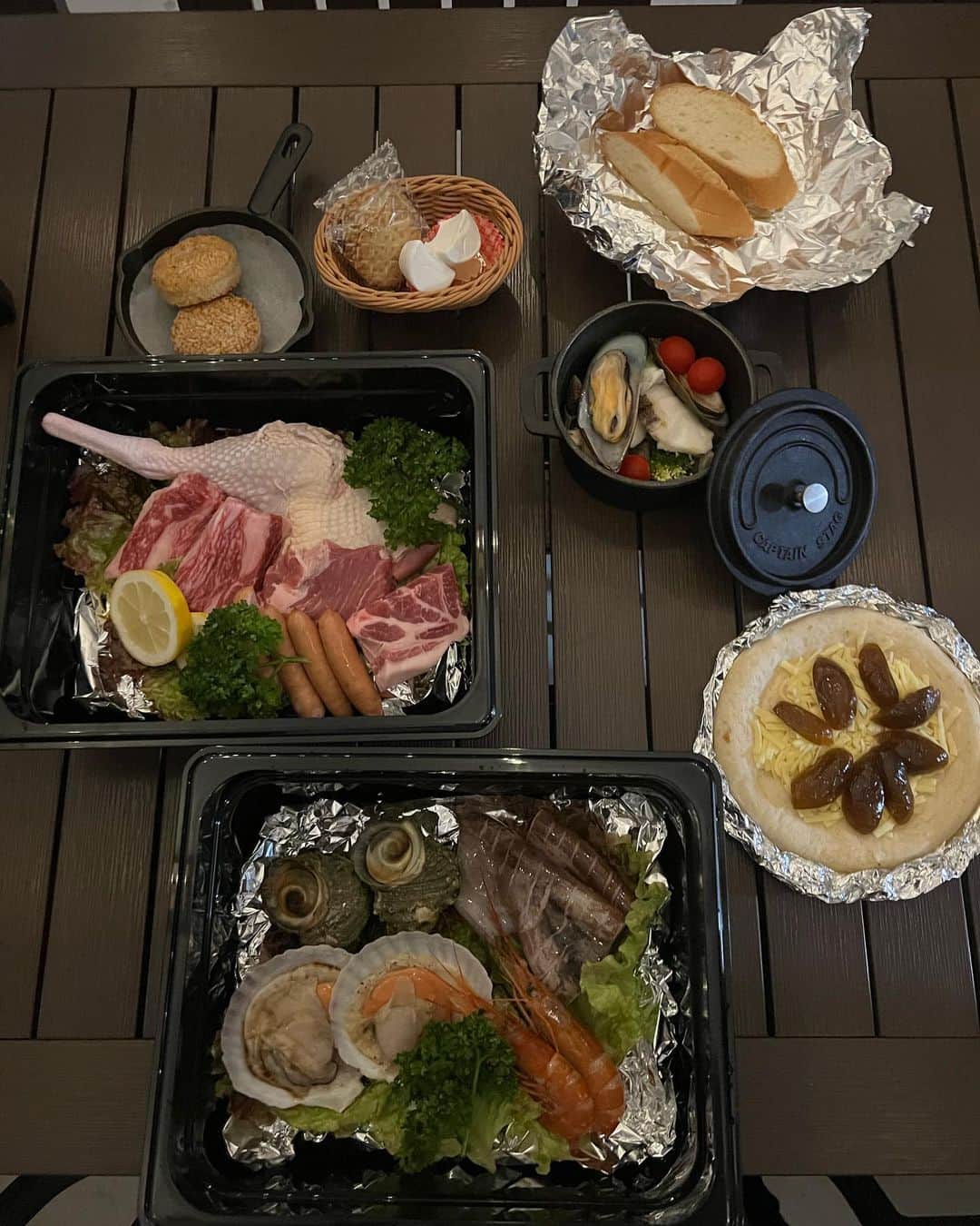 山田菜々さんのインスタグラム写真 - (山田菜々Instagram)「秋田県のにかほ市にある @99glam.official のグランピングへ♡  秋田県の食材を使ったバーベキューは、 食べきれないくらいの贅沢な量にどれも美味しいごはん。  特にいちじくのピザがもう...🥹💞 ほんとに美味しくてこれだけを食べにも行きたいほど...！ (スタッフの方に聞いたらめちゃくちゃお客さんから評判が良いらしい🥹) これはほんとに名物にしてほしいしまた絶対食べたい🥺  夜はキャンプファイヤーしてくれて マシュマロ焼いたよ〜☺️🔥  実はお昼頃に着いたのだけど、 秋田県の有名観光名所を車で案内してくれるツアーがあって それに一緒に回ってた人たちと一緒にマシュマロ焼きました😌🤝 (写真めちゃくちゃあるからまた次回！)  きっともう会うことはないかもしれないけど、旅先でたまたま会った人たちと同じことを共有できたりするのもわたしは好きだしこれも旅ならではの良いところ🥹♡  水場は部屋をでたすぐにあるし、 大浴場もゆっくり浸かってリフレッシュ🍁  秋先取り大成功でした〜！  #秋田県 #秋田グルメ #にかほ市 #グランピング #PR」10月28日 22時01分 - tannana.yamada