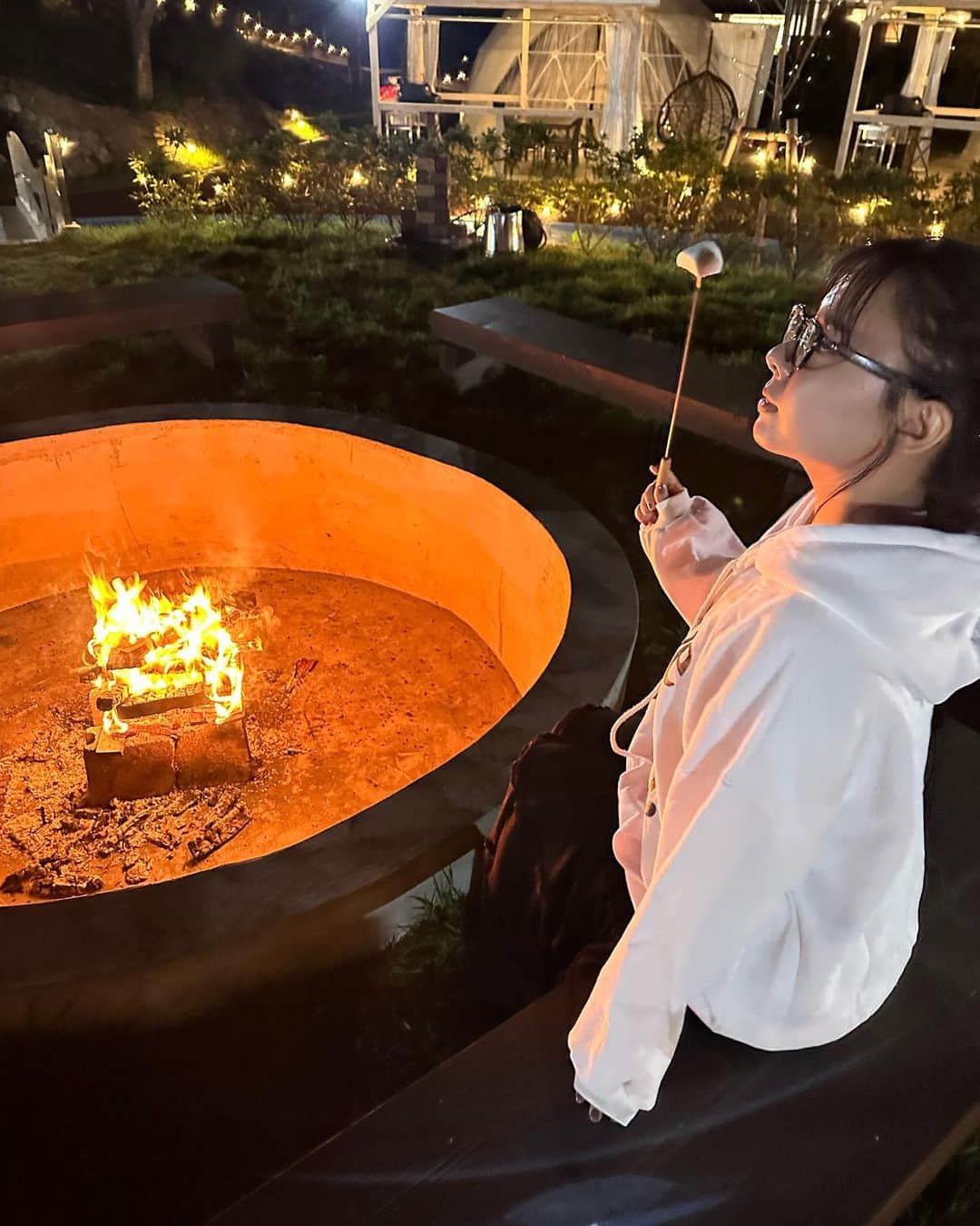 山田菜々さんのインスタグラム写真 - (山田菜々Instagram)「秋田県のにかほ市にある @99glam.official のグランピングへ♡  秋田県の食材を使ったバーベキューは、 食べきれないくらいの贅沢な量にどれも美味しいごはん。  特にいちじくのピザがもう...🥹💞 ほんとに美味しくてこれだけを食べにも行きたいほど...！ (スタッフの方に聞いたらめちゃくちゃお客さんから評判が良いらしい🥹) これはほんとに名物にしてほしいしまた絶対食べたい🥺  夜はキャンプファイヤーしてくれて マシュマロ焼いたよ〜☺️🔥  実はお昼頃に着いたのだけど、 秋田県の有名観光名所を車で案内してくれるツアーがあって それに一緒に回ってた人たちと一緒にマシュマロ焼きました😌🤝 (写真めちゃくちゃあるからまた次回！)  きっともう会うことはないかもしれないけど、旅先でたまたま会った人たちと同じことを共有できたりするのもわたしは好きだしこれも旅ならではの良いところ🥹♡  水場は部屋をでたすぐにあるし、 大浴場もゆっくり浸かってリフレッシュ🍁  秋先取り大成功でした〜！  #秋田県 #秋田グルメ #にかほ市 #グランピング #PR」10月28日 22時01分 - tannana.yamada