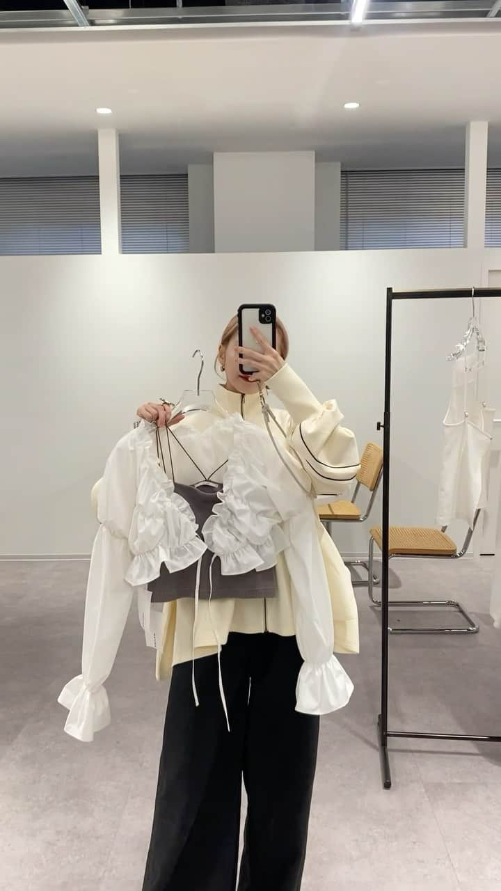 平木愛美のインスタグラム：「2024 spring  exhibition 💗 春なお洋服が可愛くて、ちらっとうつる私服とともに。動画ポストしちゃう〜！！！  可愛い服って目が癒される🪽 色々order 🤍 届いて、私服で着る頃が楽しみだぁ。  展示会 @mecre_official ＆ @charol___official   着てるお洋服は、シルエットが可愛いすぎな zip tops ⚪️ @herin.cye   long ribbon @lilasmillesime_official」