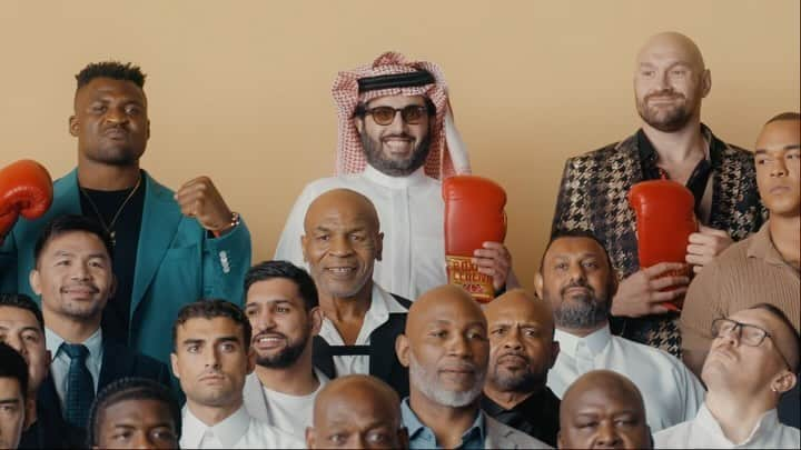 タイソン・フューリーのインスタグラム：「A GALA DINNER FOR THE HISTORY BOOKS 🥊 👑 🇸🇦  thank you @turkialalshik for bringing together under one room a plethora of legends and icons alike!   Only in #riyadhseason and only in Saudi!   Big shout out to @goldstar.promotions each and every time ⭐️   #FURYNGANNOU」