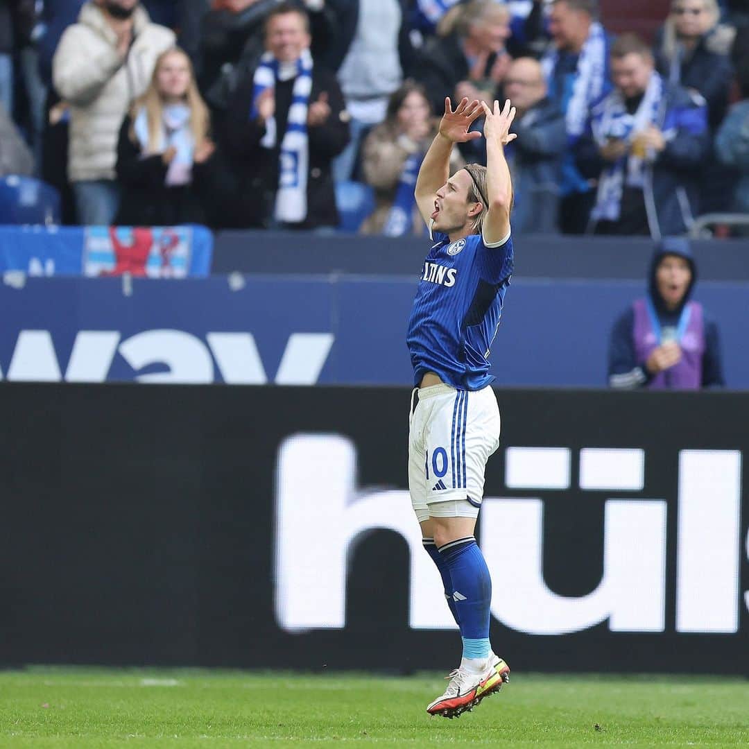 シャルケ04のインスタグラム：「HEIMSIEG! . . #S04 #Schalke #Knappen #Königsblau #S04H96」