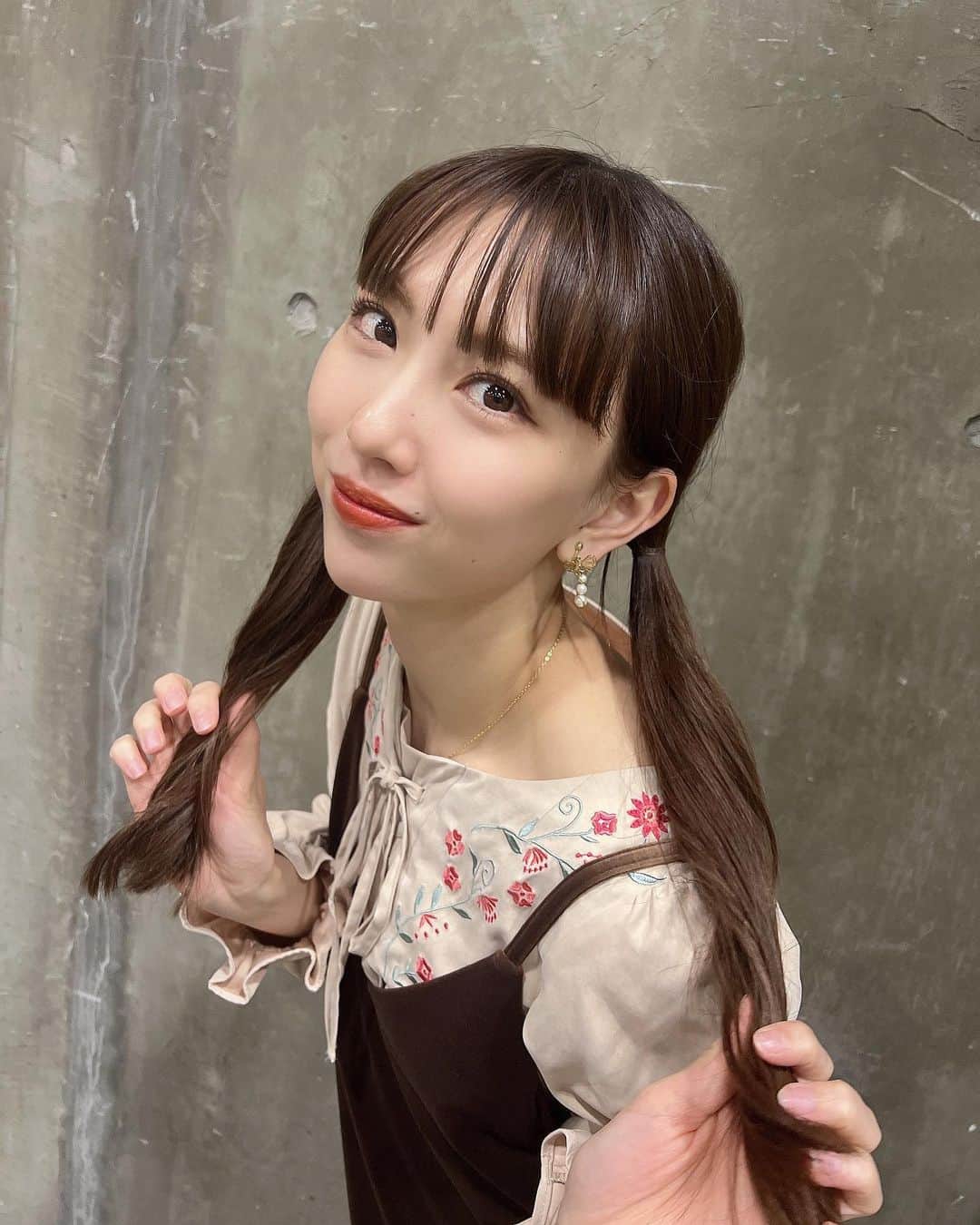 熊崎晴香さんのインスタグラム写真 - (熊崎晴香Instagram)「⁡ ⁡ 今日は名古屋でトーク会と握手会🤝 ⁡ 秋っぽい色の服だね🍂 ⁡ 明日は今年ラスト いっぱい楽しむぞ！！  #ootd #fashion #brown #ワンピース #ツインテール」10月28日 22時04分 - kumakuma9810