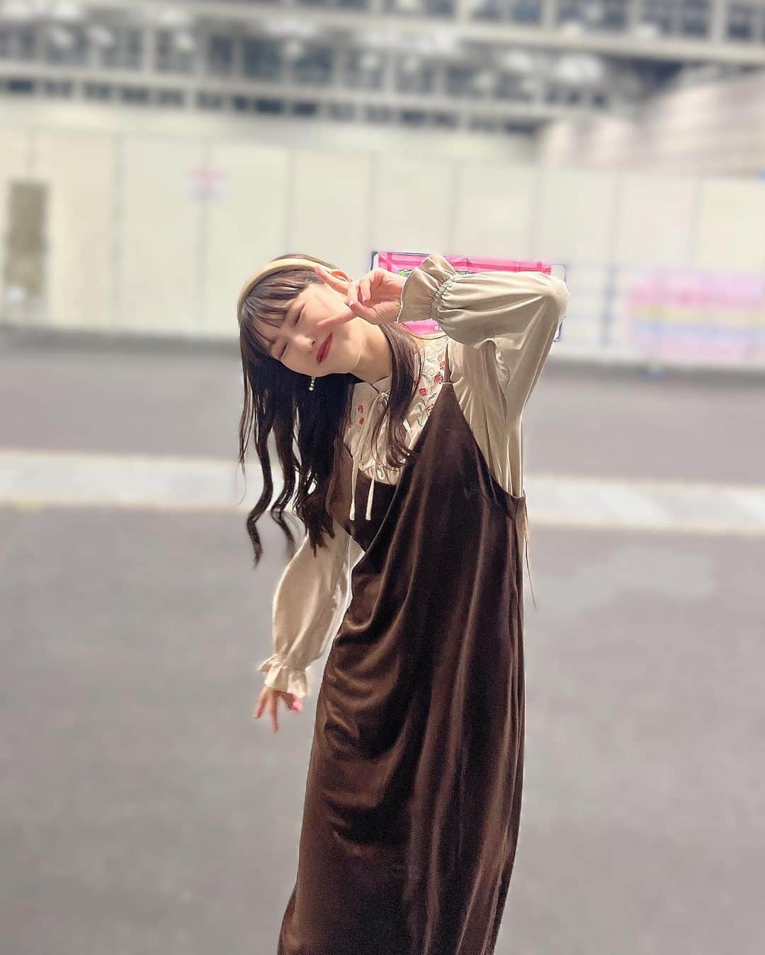 熊崎晴香さんのインスタグラム写真 - (熊崎晴香Instagram)「⁡ ⁡ 今日は名古屋でトーク会と握手会🤝 ⁡ 秋っぽい色の服だね🍂 ⁡ 明日は今年ラスト いっぱい楽しむぞ！！  #ootd #fashion #brown #ワンピース #ツインテール」10月28日 22時04分 - kumakuma9810