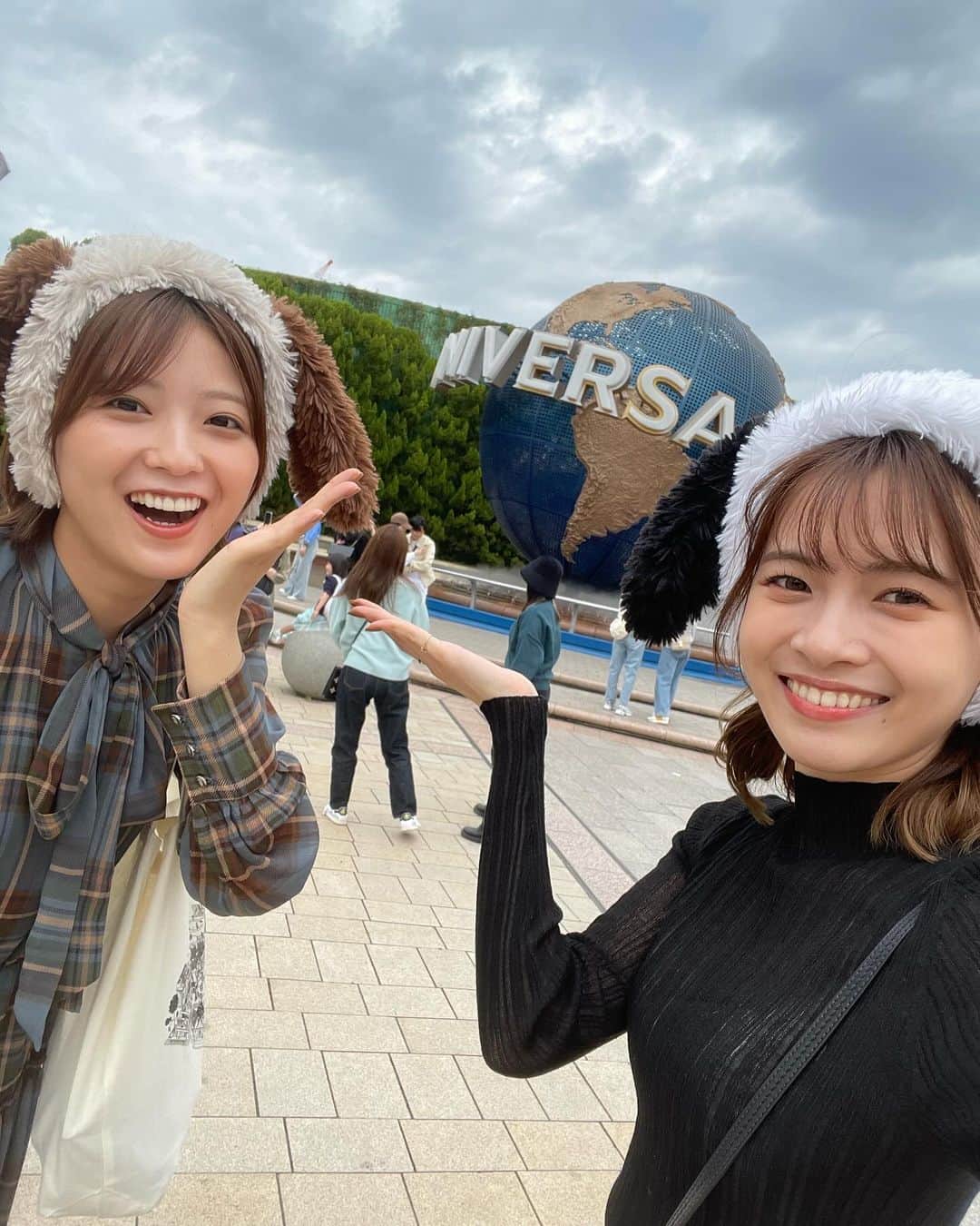 新條由芽のインスタグラム：「. みおちゃんとUSJに遊びに行った🌎  ハロウィンでゾンビさんたくさん居て楽しすぎた🧟‍♀️  色違いのスヌーピーカチューシャつけてお揃い🫶 アトラクション乗ってフードもたくさん食べてハロウィンも楽しくて満喫🫶  美味しいお好み焼きも食べられた🥺  またいこお」