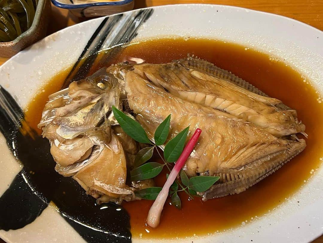 田中美佐子さんのインスタグラム写真 - (田中美佐子Instagram)「いつかの夕焼け。 2枚目の山からそびえ立つこの雲は、、、 飛行機雲じゃろうか？  いつかの外食。 すごく美味しいのは美味しい。 けど、お魚料理はやっぱり私が作ったものが 美味しいと常に思ってしまう。（自分で言うか？） 鯵のフライもエビフライもお刺身も。 カワハギの煮物も美味しかった。美味しいには美味しい！でもカワハギはやっぱり冬のお刺身を肝あえで、または味噌汁に骨ごと半分に切って入れてネギを刻んで入れて食べる方が私は好き！ 肝も味噌汁にそのまま入れると美味しいよー！  今日は友達と何時間ラインで喋ったんだろう。 ４時間くらい？ 喋り倒したら、少し首が痛くなってしまいました。 でも他の痛いところがなくなりました👍👍👍 ありがとう^_^  #夕焼け#飛行機雲#フライ#タイのフライが大好きです。#朱鞠内湖のワカサギ釣り行きたいなー。 #カワハギ#また釣りに行こ」10月28日 22時05分 - tanakamisako_