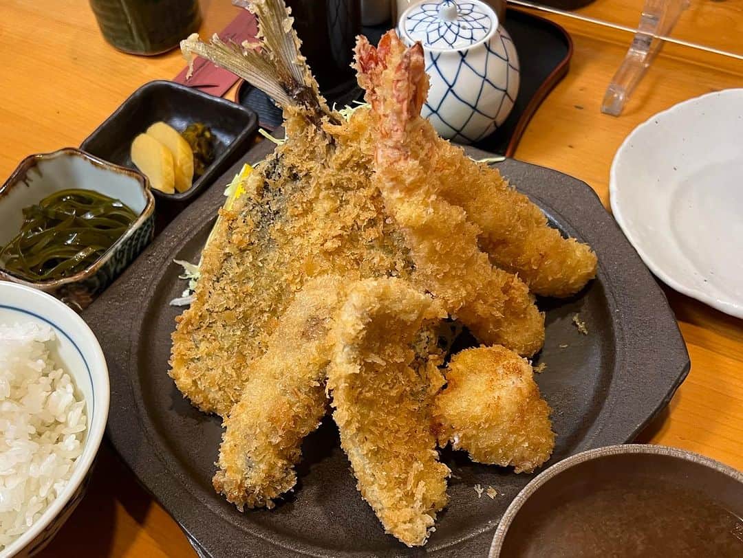 田中美佐子さんのインスタグラム写真 - (田中美佐子Instagram)「いつかの夕焼け。 2枚目の山からそびえ立つこの雲は、、、 飛行機雲じゃろうか？  いつかの外食。 すごく美味しいのは美味しい。 けど、お魚料理はやっぱり私が作ったものが 美味しいと常に思ってしまう。（自分で言うか？） 鯵のフライもエビフライもお刺身も。 カワハギの煮物も美味しかった。美味しいには美味しい！でもカワハギはやっぱり冬のお刺身を肝あえで、または味噌汁に骨ごと半分に切って入れてネギを刻んで入れて食べる方が私は好き！ 肝も味噌汁にそのまま入れると美味しいよー！  今日は友達と何時間ラインで喋ったんだろう。 ４時間くらい？ 喋り倒したら、少し首が痛くなってしまいました。 でも他の痛いところがなくなりました👍👍👍 ありがとう^_^  #夕焼け#飛行機雲#フライ#タイのフライが大好きです。#朱鞠内湖のワカサギ釣り行きたいなー。 #カワハギ#また釣りに行こ」10月28日 22時05分 - tanakamisako_