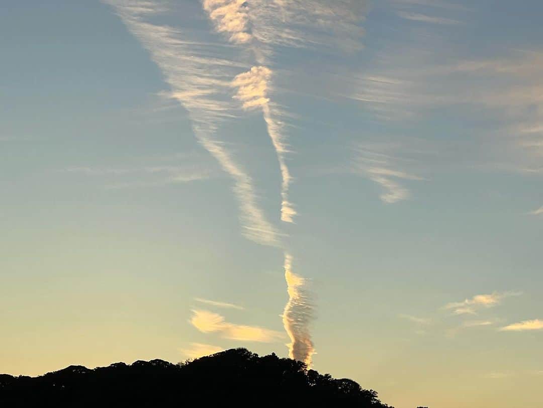田中美佐子さんのインスタグラム写真 - (田中美佐子Instagram)「いつかの夕焼け。 2枚目の山からそびえ立つこの雲は、、、 飛行機雲じゃろうか？  いつかの外食。 すごく美味しいのは美味しい。 けど、お魚料理はやっぱり私が作ったものが 美味しいと常に思ってしまう。（自分で言うか？） 鯵のフライもエビフライもお刺身も。 カワハギの煮物も美味しかった。美味しいには美味しい！でもカワハギはやっぱり冬のお刺身を肝あえで、または味噌汁に骨ごと半分に切って入れてネギを刻んで入れて食べる方が私は好き！ 肝も味噌汁にそのまま入れると美味しいよー！  今日は友達と何時間ラインで喋ったんだろう。 ４時間くらい？ 喋り倒したら、少し首が痛くなってしまいました。 でも他の痛いところがなくなりました👍👍👍 ありがとう^_^  #夕焼け#飛行機雲#フライ#タイのフライが大好きです。#朱鞠内湖のワカサギ釣り行きたいなー。 #カワハギ#また釣りに行こ」10月28日 22時05分 - tanakamisako_