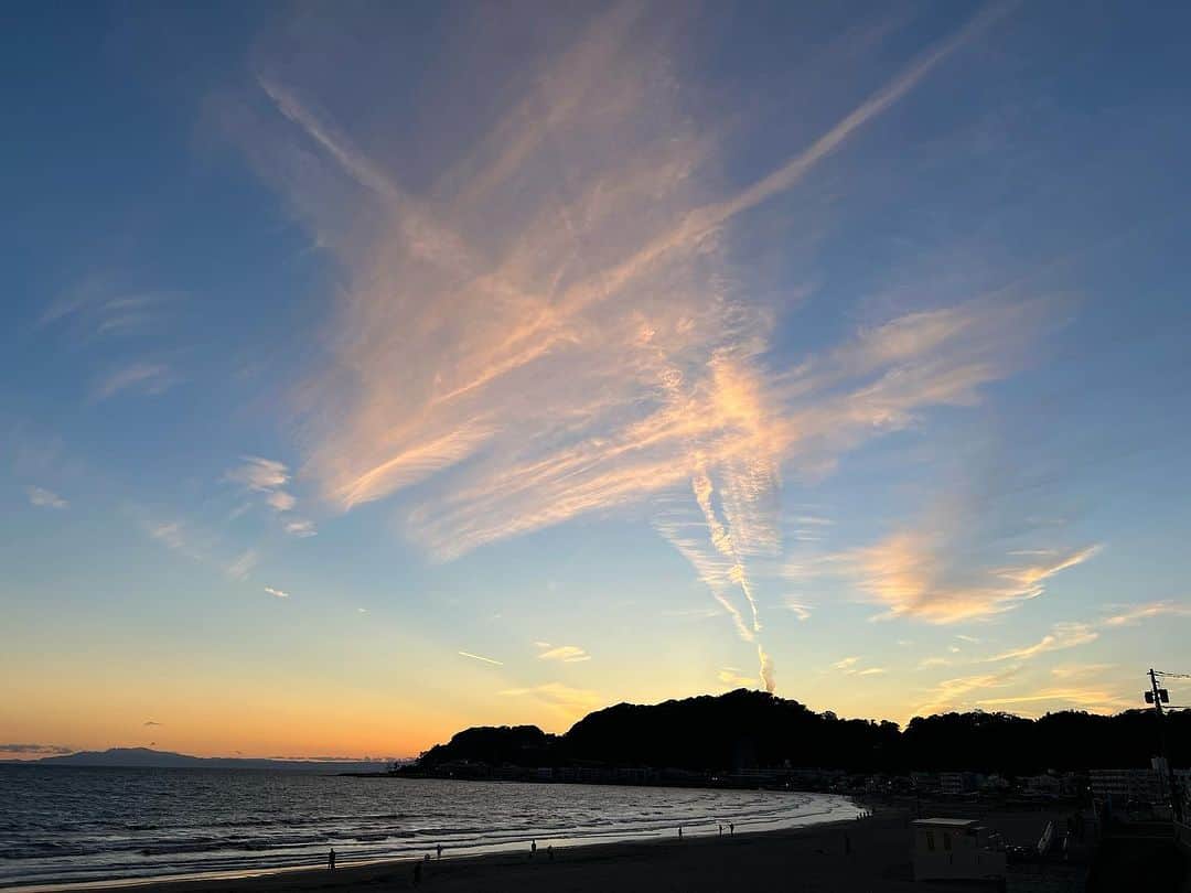 田中美佐子さんのインスタグラム写真 - (田中美佐子Instagram)「いつかの夕焼け。 2枚目の山からそびえ立つこの雲は、、、 飛行機雲じゃろうか？  いつかの外食。 すごく美味しいのは美味しい。 けど、お魚料理はやっぱり私が作ったものが 美味しいと常に思ってしまう。（自分で言うか？） 鯵のフライもエビフライもお刺身も。 カワハギの煮物も美味しかった。美味しいには美味しい！でもカワハギはやっぱり冬のお刺身を肝あえで、または味噌汁に骨ごと半分に切って入れてネギを刻んで入れて食べる方が私は好き！ 肝も味噌汁にそのまま入れると美味しいよー！  今日は友達と何時間ラインで喋ったんだろう。 ４時間くらい？ 喋り倒したら、少し首が痛くなってしまいました。 でも他の痛いところがなくなりました👍👍👍 ありがとう^_^  #夕焼け#飛行機雲#フライ#タイのフライが大好きです。#朱鞠内湖のワカサギ釣り行きたいなー。 #カワハギ#また釣りに行こ」10月28日 22時05分 - tanakamisako_