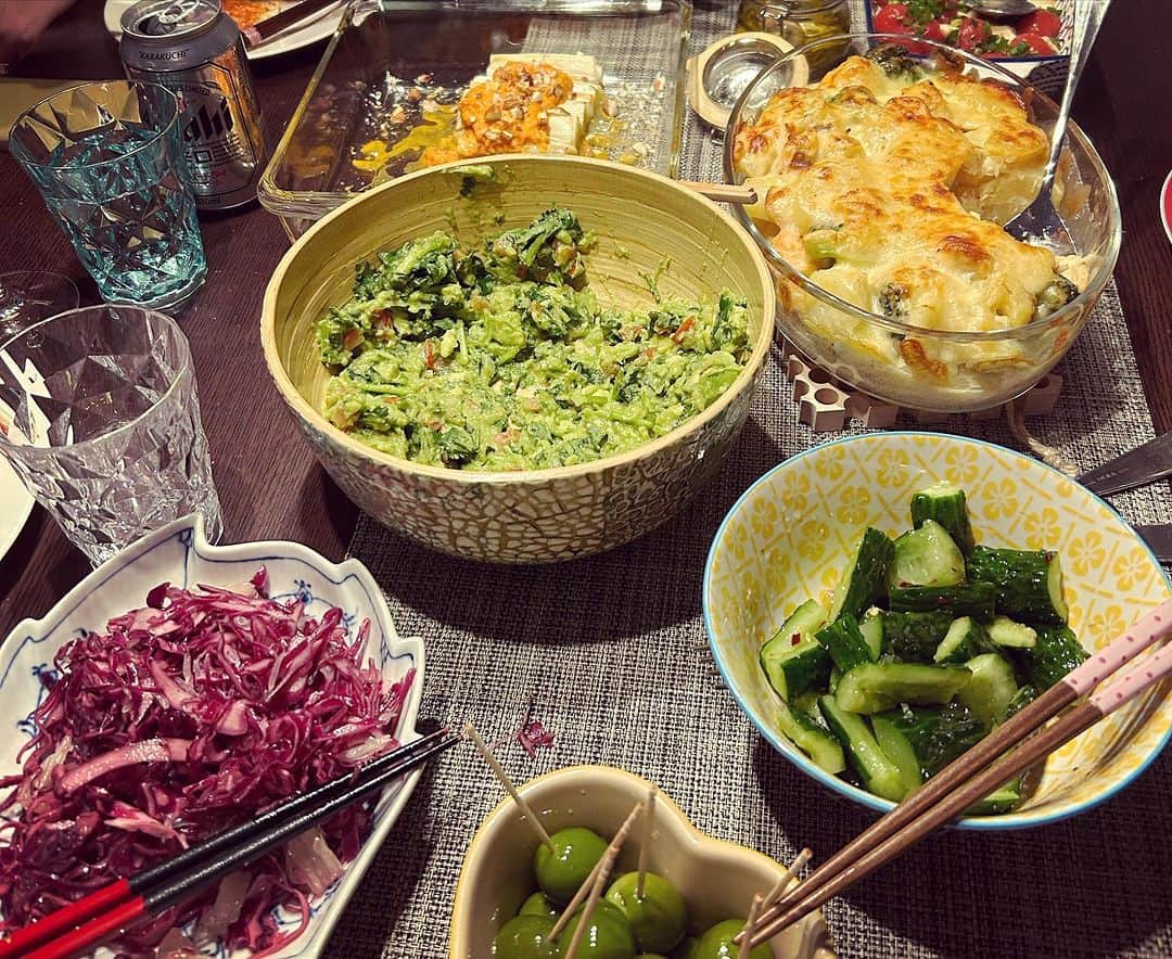 Liaさんのインスタグラム写真 - (LiaInstagram)「香港に戻ってからは久々のホームパーティ🥂父がお得意の中華料理を作ってくれました。エビチリ、エビマヨ、ナスのスパイシー炒めなどなど。お友達も本格麻婆豆腐など色々持って来てくれて。父も若者に囲まれ大喜びはーと😊💕 #手作り中華料理 #ホームパーティ #Lia飯 #お家でパーティー」10月28日 22時06分 - lia_vocalist