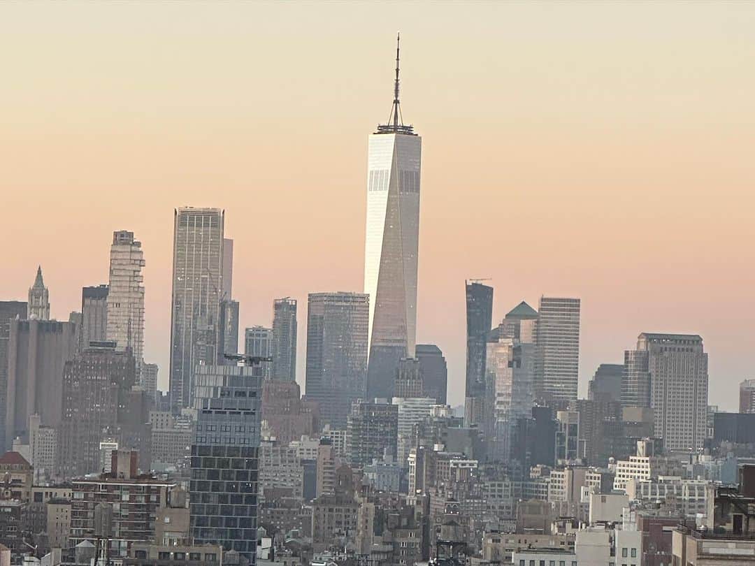 有村昆さんのインスタグラム写真 - (有村昆Instagram)「ニューヨークの朝は マンハッタンをバックに  今日は、バックトゥザフューチャーのミュージカルを見に行く予定」10月28日 22時06分 - kon_arimura