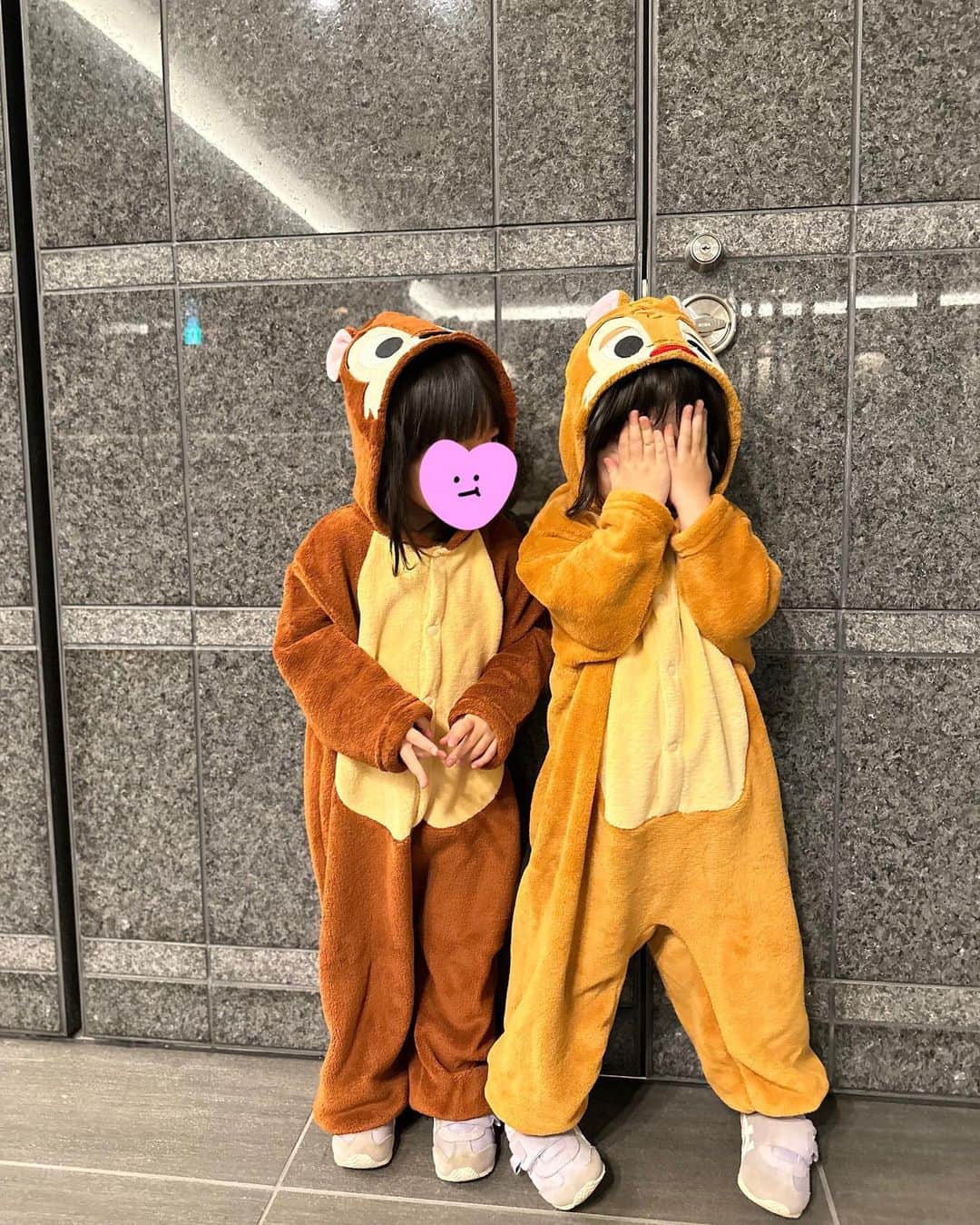 大山加奈さんのインスタグラム写真 - (大山加奈Instagram)「. すぐ着られなくなるし 着る機会も多くないし もったいない…と思ってたけど 判断力の欠如している夜中に ポチッてました🤣 . ポチッてよかった🥹💓 尊すぎました… これはもうプライスレスでは… . . ふたりで手を繋いで歩いている 写真がありますが 最近10分弱くらいの距離も こうしてふたりでしっかり手を繋いで 歩けちゃったりするんです🥺✨ その成長に感動するとともに どんどん手が離れていく寂しさに 胸がきゅーっとなる今日この頃🥺 . .  最後のだいずくんも 最高にかわいいのでみてください😍💓 . . #双子#twins #ツインズ#双胎#双子出産 #双子育児 #ddtwins #dd双胎#多胎育児 #2歳双子 #チップとデール #チップとデールコーデ  #だいず #だいず🐕💓 #豆柴 #豆柴部  #柴犬 #しばいぬ  #犬のいる暮らし#🐶 #🐕#いぬすたぐらむ #ワンスタグラム #しばすたぐらむ #mameshiba#shibainu#shibastagram」10月28日 22時15分 - kanaoyama0619