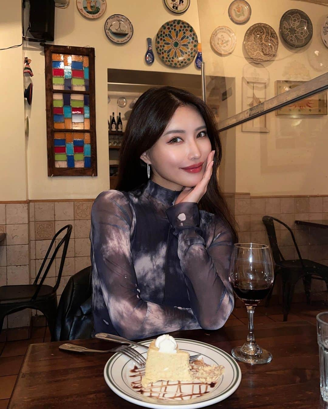 MIKAさんのインスタグラム写真 - (MIKAInstagram)「ひっさしぶりに赤ワインを飲みました🍷♥️一杯だけね😴  II Corallo Trattoria 人気のイカ墨パスタとっても美味しかった🍝 店内で食事したけど夜のテラス席が素敵だったからおすすめ✨✨  ⠀」10月28日 22時16分 - cjd_mika