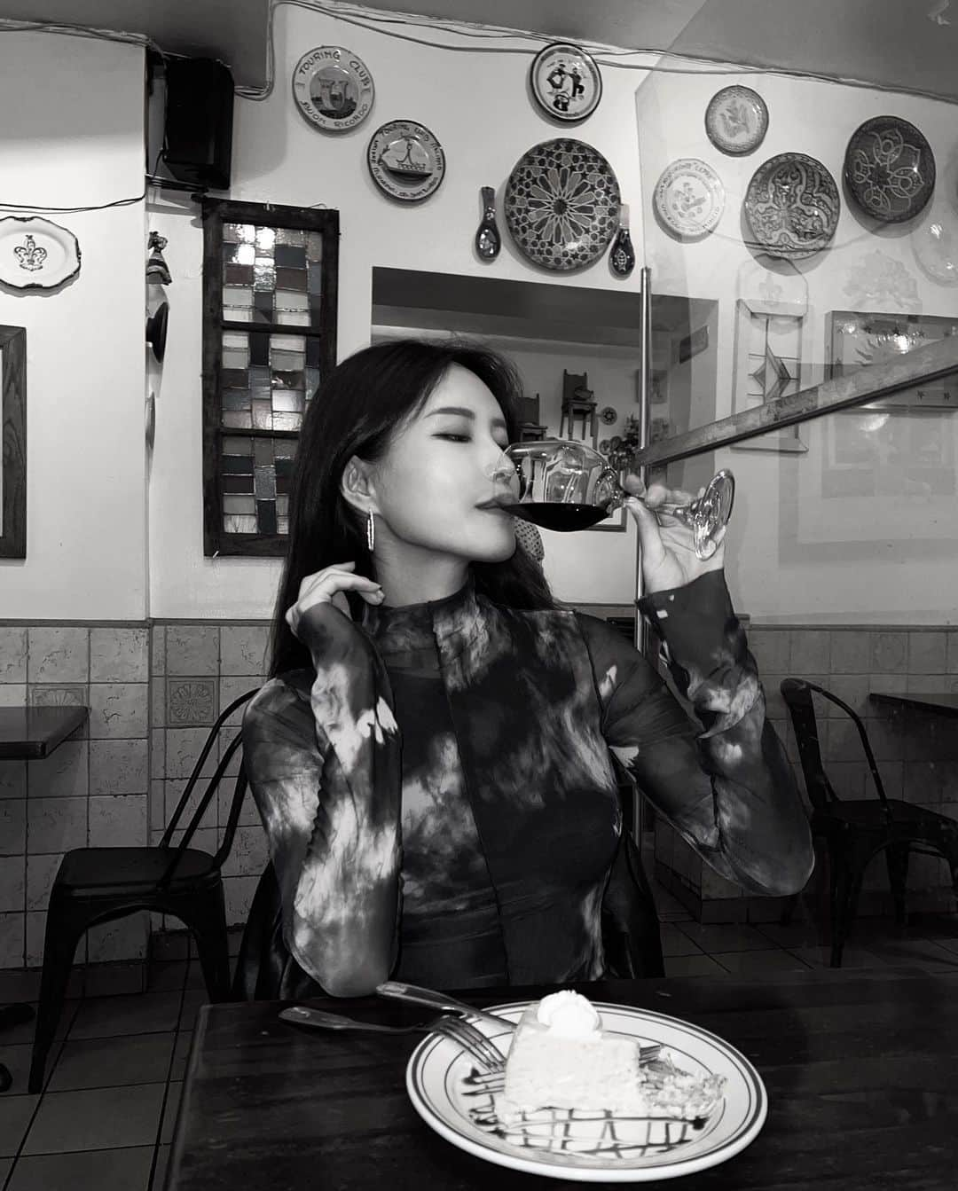 MIKAさんのインスタグラム写真 - (MIKAInstagram)「ひっさしぶりに赤ワインを飲みました🍷♥️一杯だけね😴  II Corallo Trattoria 人気のイカ墨パスタとっても美味しかった🍝 店内で食事したけど夜のテラス席が素敵だったからおすすめ✨✨  ⠀」10月28日 22時16分 - cjd_mika