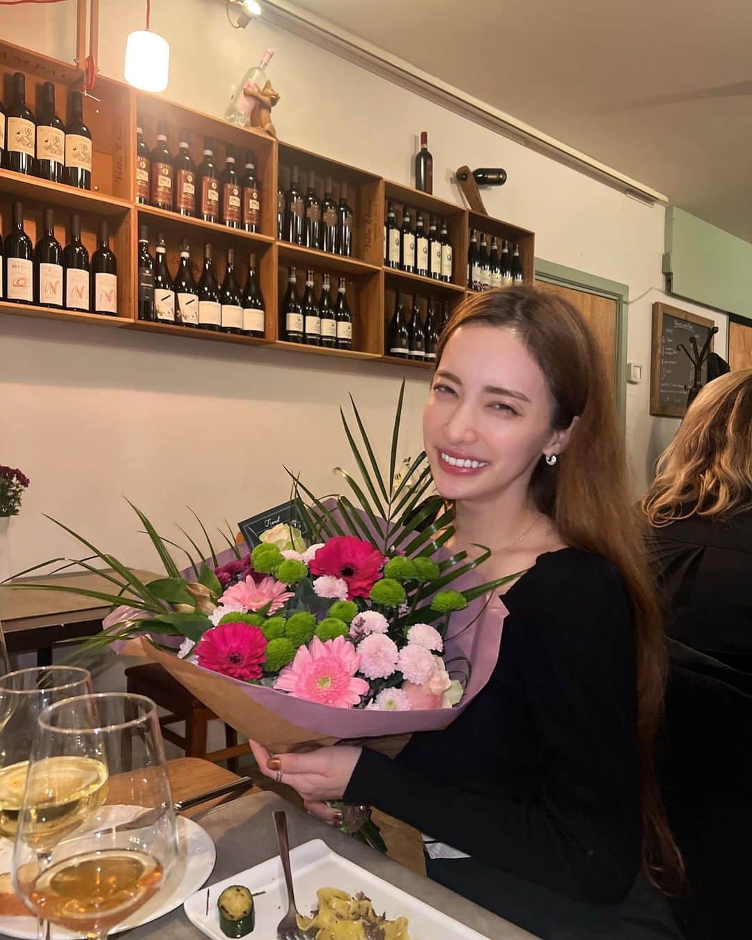 眞木美咲パメラのインスタグラム：「It was my Birthday last week🎂❤️ I spend with my lovely family in Amsterdam✨  誕生日でした！ 大切で大好きな家族友人とアムステルダムで過ごしたよん ADE期間中だったので毎日クレイジーで楽しい日々を満喫しています  素敵なビデオレターも頂いたのでまたアップするねん  今日はImagine Filmfestival AmsterdamImagineに行ってくるよ 日本の映画も出展されている映画祭！  楽しみ😘  #ADE #imaginfilmfestival」