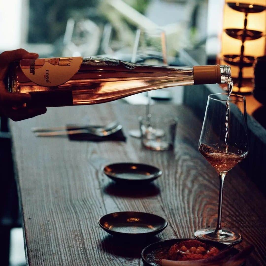 Hanako公式さんのインスタグラム写真 - (Hanako公式Instagram)「名店＜BhelPuri＞が選ぶグラスワイン3種類  🍷ピットナウアー ロゼ 2022 (ロゼ) オーストリア(ブルゲンランド) レモンのようなさわやかな酸味とアセロラ感でとてもジューシー。  🍷マルク・テンペ エムテ ヴァン L.03 クルールオロール(オレンジ)  フランス(アルザス) 白胡椒のニュアンスに複雑な果実味もあって、料理に面白く寄り添う。  🍷フィリップ・ヴァンデル  サヴァニャン 2018 (白) フランス(レトワール) サヴァニャンと いう品種で造られる白ワインはまるで シェリー酒のよう。  📍BhelPuri( @bhelpuri_shimokita ) 住所：東京都世田谷区北沢2-12-2 サウスウェーブ下北沢1B ℡：080-9447-3004  営業時間：17:30~23:30(22:30LO) 店休日： 不定休  🔗詳細は本誌をチェック！ @hanako_magazineのプロフィールリンクへ  【Hanako1225号_「もう少しだけワインのことを知りたい。 」】 #Hanako #Hanakomagazine #ワイン #ワインスタグラム #ワイン好き #ワインショップ #ワイングラス #ワインのみ比べ #角打ち #おうちワイン #ワイナリー #ワイナリー巡り」10月28日 22時10分 - hanako_magazine
