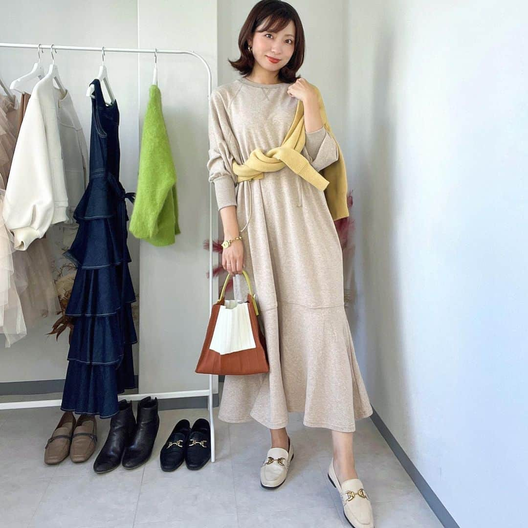 筧沙奈恵さんのインスタグラム写真 - (筧沙奈恵Instagram)「beige×yellow ・ Bab @bab.showroom のウエストドロストワンピース✨ ・ ウエストが絞れたり、裾がフレアになっていたりとデザイン性たっぷりなので、存在感バッチリ👍 ・ イエローのカーデをたすきがけして、さらにアクセントをプラスしました😌 ・ 結局着心地のいいこういうワンピースが一番登場回数が多くなります😌✨ ・ dress @bab.showroom  cardigan @akte_official  bag shoes @zara  ・ ・ 🍁11月レッスンご予約はトップページのリンクから。 🍁11月14日（火）大人のセルフプロデュース講座受付中！ 🍁12月11日（月）12日（火）顔タイプ診断資格取得講座受付中♡ ・ #babcode #bab #ママコーデ　#ママファッション　#イエベ秋　#イエベ秋コーデ　#骨格ナチュラル　#骨格クラシックコーデ　#骨格ナチュラルコーデ　#顔タイプアクティブキュート　#顔タイプアクティブキュートコーデ　#秋コーデ　#秋コーデ2023 #顔タイプ診断　#顔タイプ診断東京」10月28日 22時10分 - sanaekakei