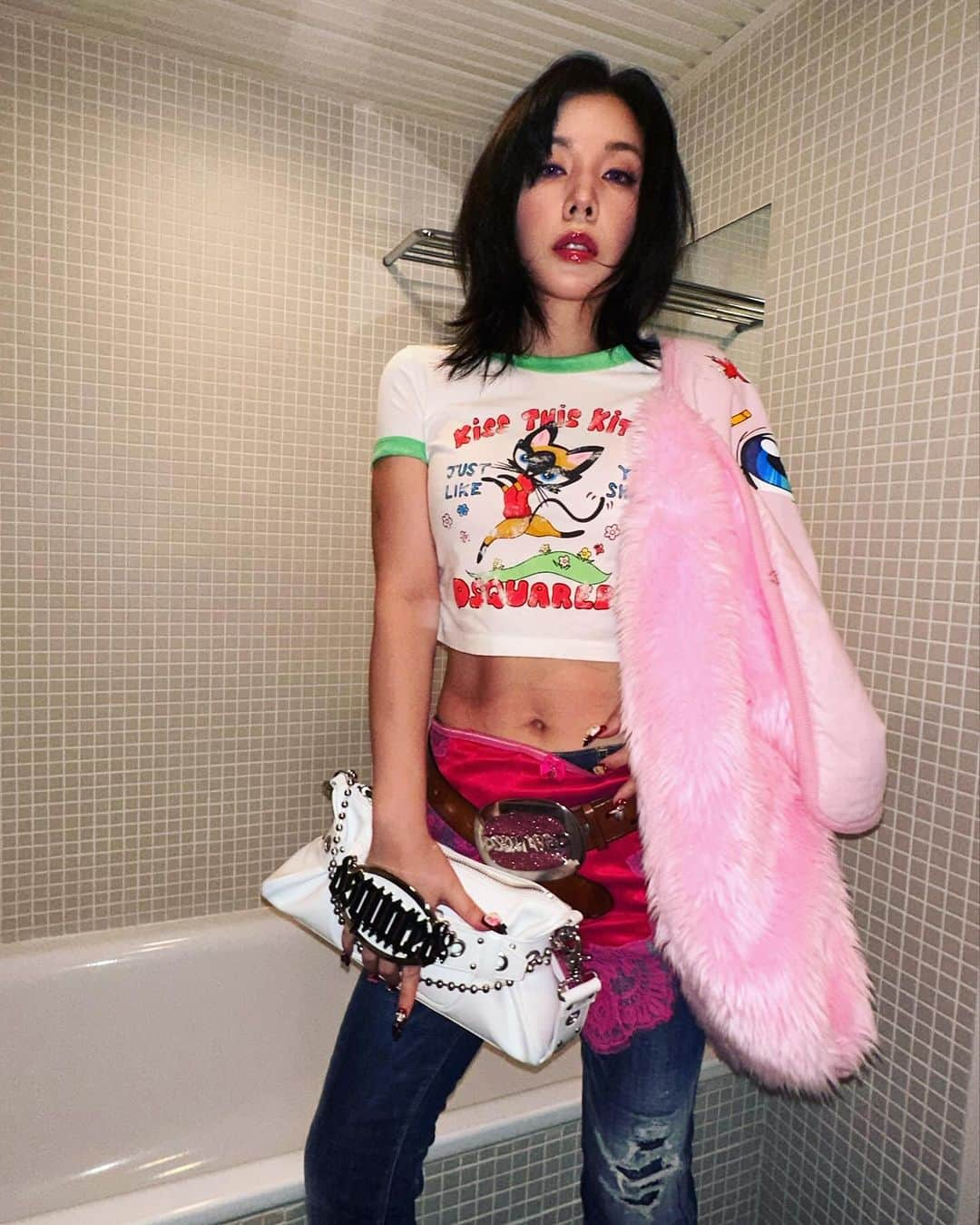 仲里依紗さんのインスタグラム写真 - (仲里依紗Instagram)「🆕🩷bag🩷🔥🔥🔥  ホワイトバッグがギャルくてかわちい🤍🌺  @dsquared2   #dsquared2  #ディースクエアード  #pr」10月28日 22時11分 - riisa1018naka