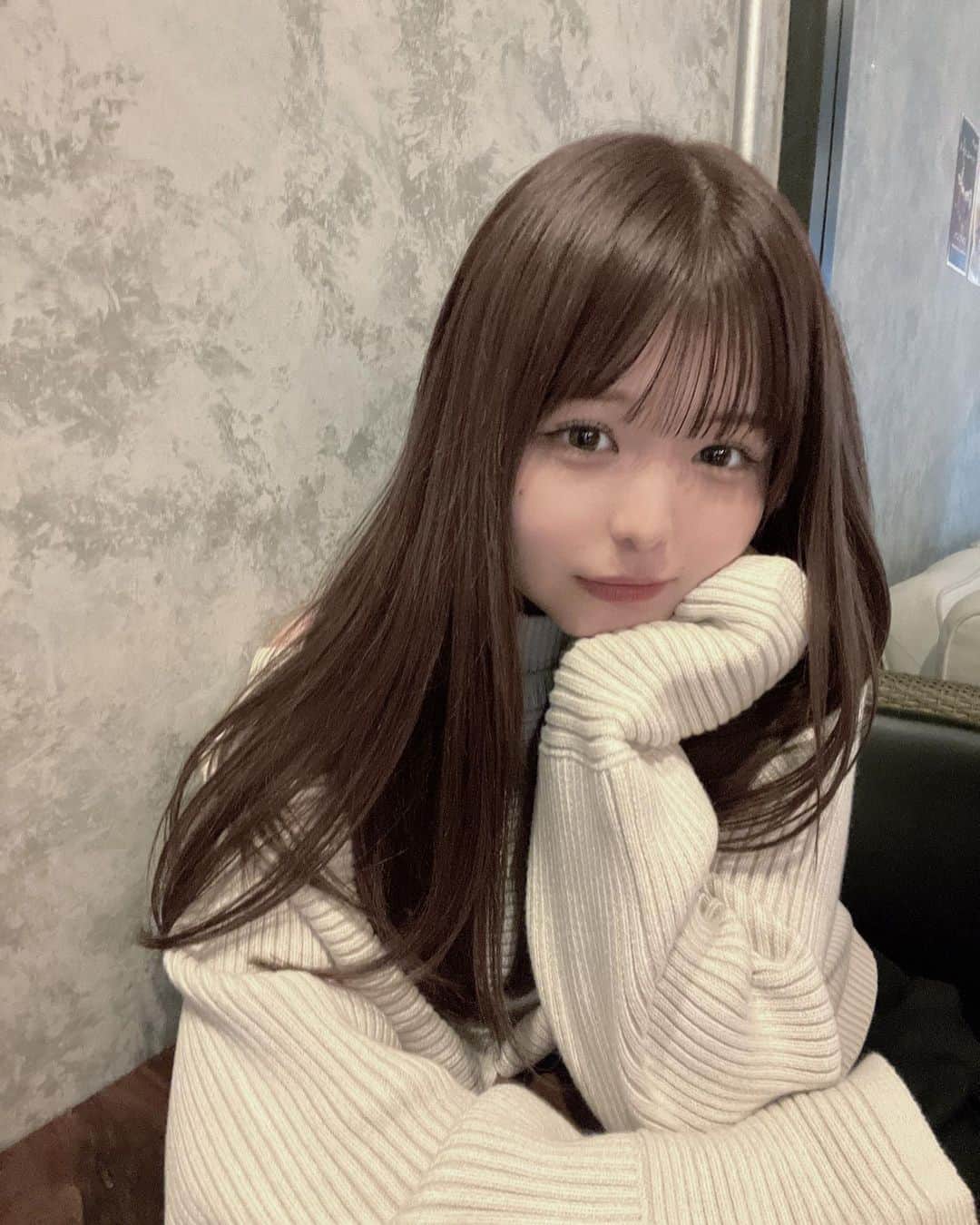 りょーかのインスタグラム：「・ ・ newヘアー💇🏻‍♀️🤎秋っぽカラーがめちゃかわ…🍂 透明感出すために今回もラベンダー入れてもらったよ♡   @lapis_anju スキーーー♡ #PR」
