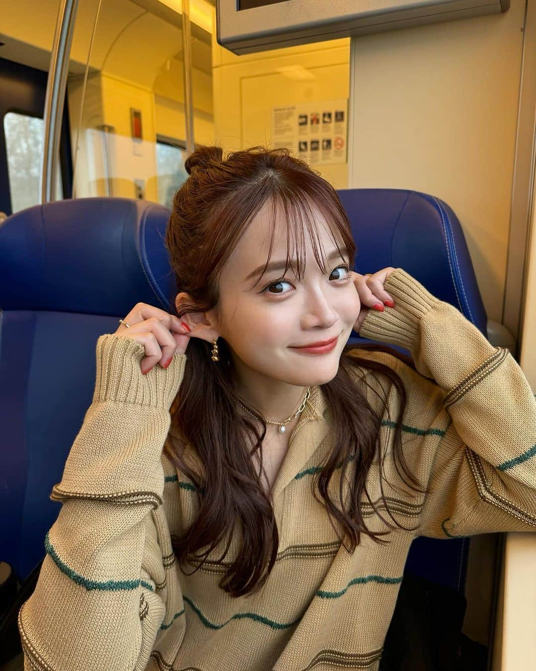 田久保夏鈴のインスタグラム：「オランダに向かう電車🚃🇳🇱 次はいつ行けるかな〜  ネックレスは @h_jewelry_official のもの！今日 UPしたYouTubeでも付けてて質問たくさんいただいてたのですが、長さも調節できるしめっちゃ可愛くて最近のお気に入りNo. 1🥹♡ ワンピースはPINUEの新作をまたまたお先に🐻」