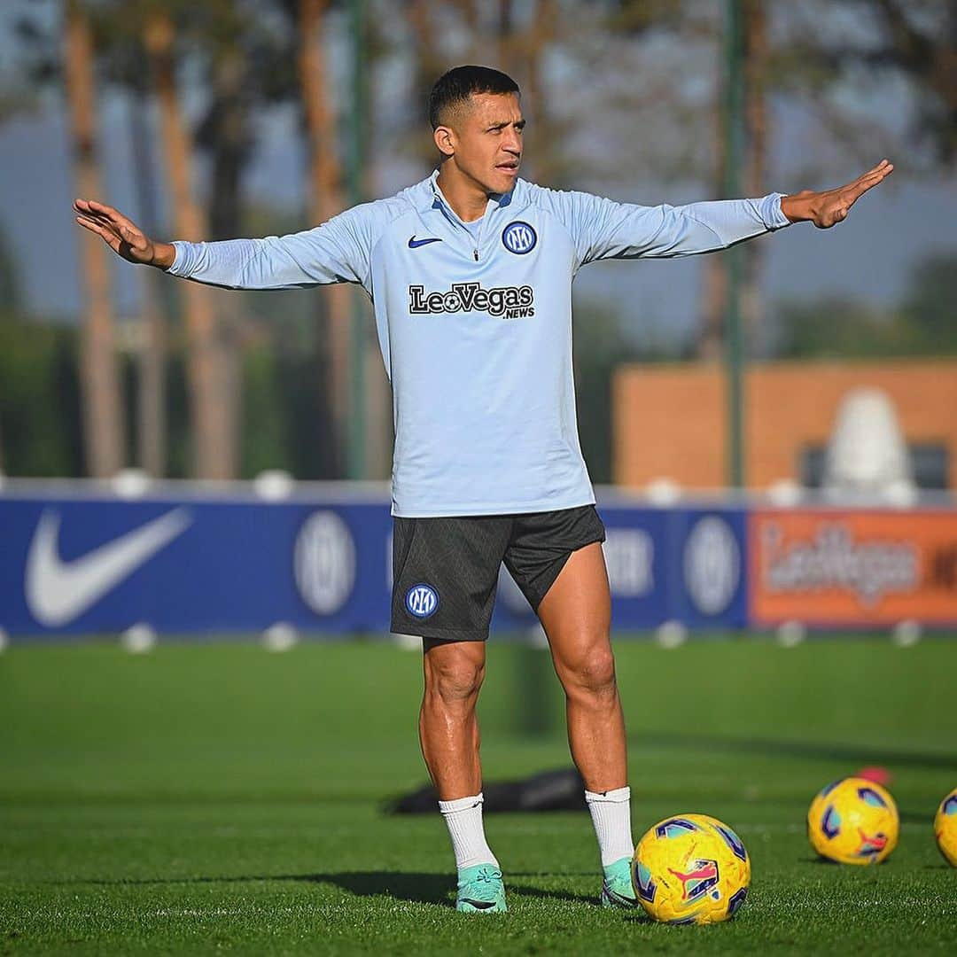 アレクシス・サンチェスのインスタグラム：「Training ⚽️」