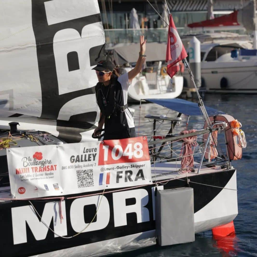 白石康次郎のインスタグラム：「【Mini Transat 2023】 🇯🇵 本日DMG MORIセーリングアカデミー研修生のギャレー選手がミニトランザットのスタートを無事切りました！第2レグのゴール地であるグアドループに向かっています。 トラッキングはこちらから↓ http://minitransat.geovoile.com/2023/tracker/  🇬🇧 Good start for the DMG MORI Sailing academy students. @laure.galley is on her way towards Guadeloupe !  🇫🇷 Bon départ pour la skippers de DMG MORI Sailing academy aujourd'hui sur la deuxième étape de la Mini Transat  Laure Galley est en route vers la Guadeloupe   📷 @qaptur_prod  @sailingteamdmgmori @laminitransat #mini650 #minitransat2023 #classemini」