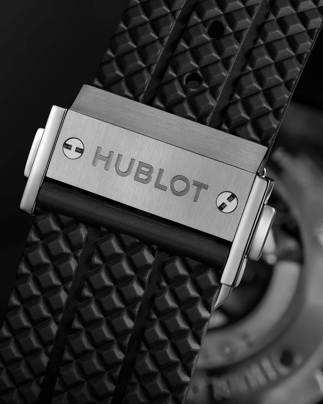 ウブロさんのインスタグラム写真 - (ウブロInstagram)「Featuring a black structured rubber strap with a polished and satin-finished stainless steel case and a polished black ceramic bezel, the #BigBang Steel Ceramic is the perfect timepiece to express your unique style. #Hublot」10月28日 22時25分 - hublot