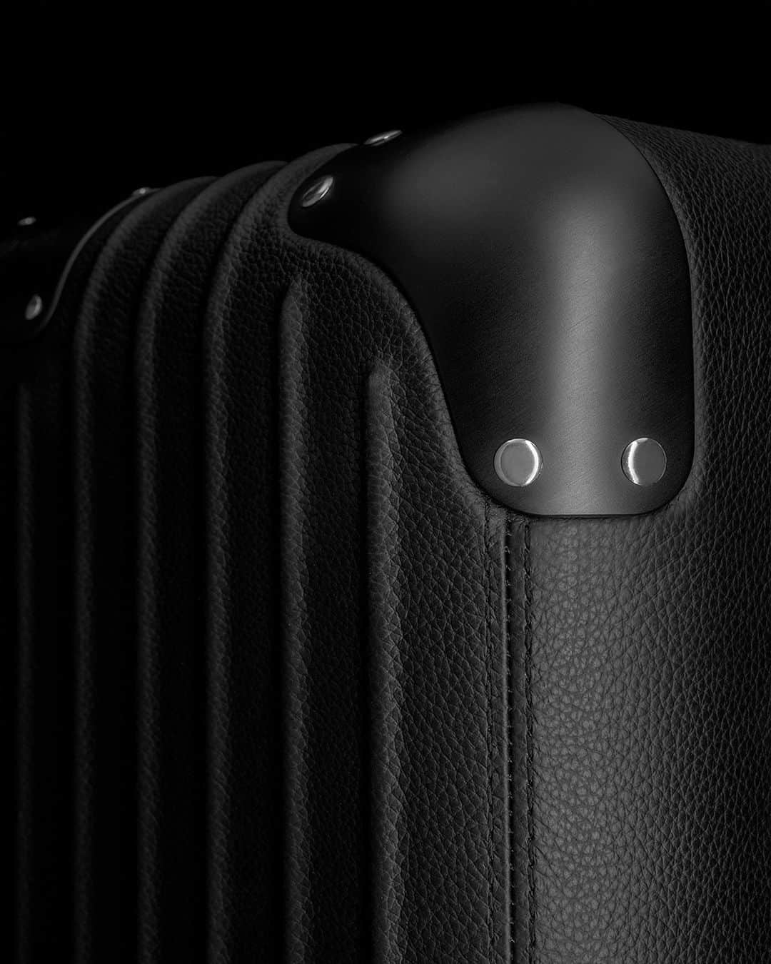 リモワさんのインスタグラム写真 - (リモワInstagram)「Meet Distinct, the mark of true craftsmanship.   Introducing an innovative new RIMOWA collection crafted in leather and made in Cologne. Coming soon.   #RIMOWA #RIMOWAdistinct  Pierre Soulages, Peinture 324 x 181 cm, 19 janvier 1997, huile sur toile. © Adagp, Paris, 2023」10月28日 22時16分 - rimowa