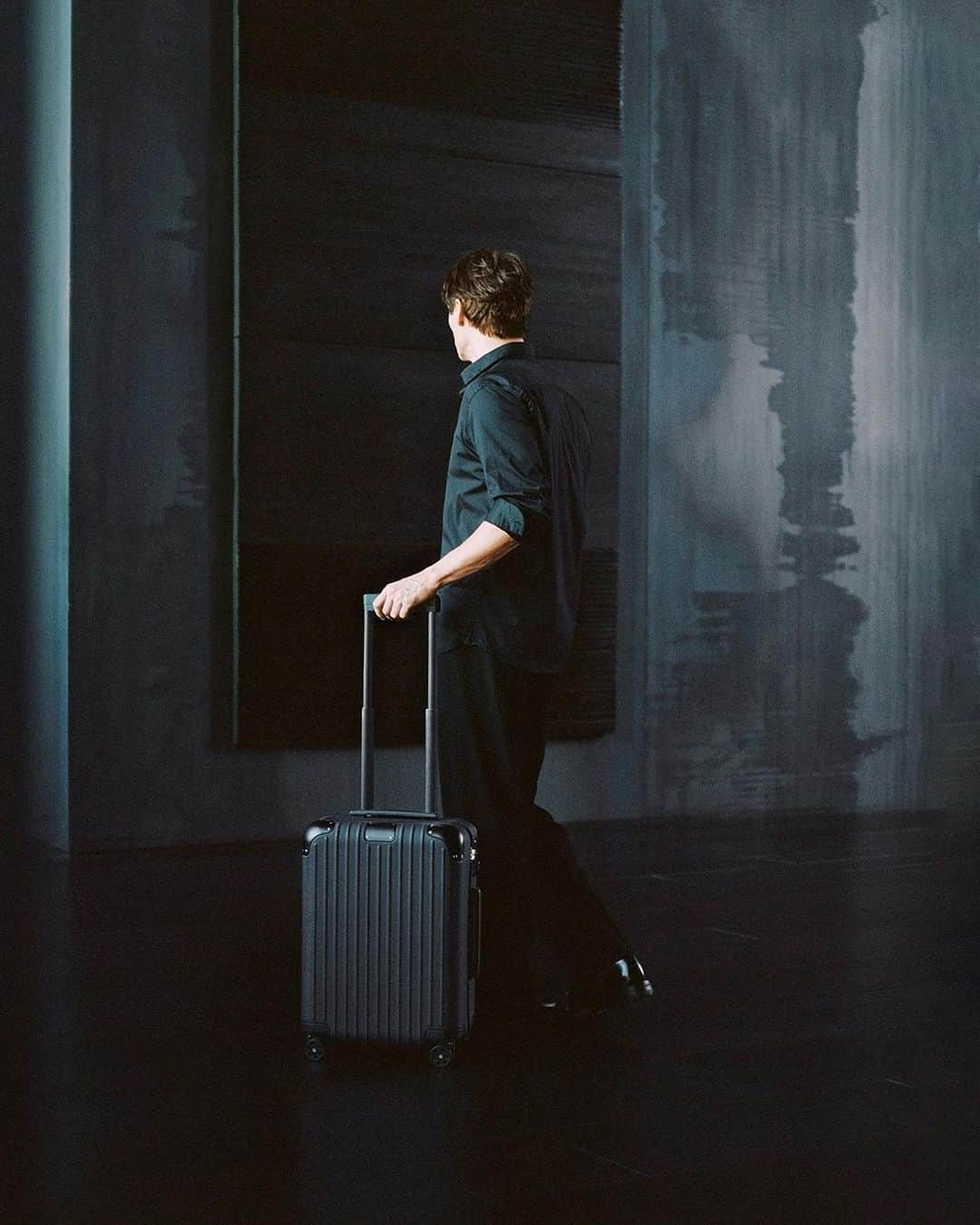 リモワさんのインスタグラム写真 - (リモワInstagram)「Meet Distinct, the mark of true craftsmanship.   Introducing an innovative new RIMOWA collection crafted in leather and made in Cologne. Coming soon.   #RIMOWA #RIMOWAdistinct  Pierre Soulages, Peinture 324 x 181 cm, 19 janvier 1997, huile sur toile. © Adagp, Paris, 2023」10月28日 22時16分 - rimowa