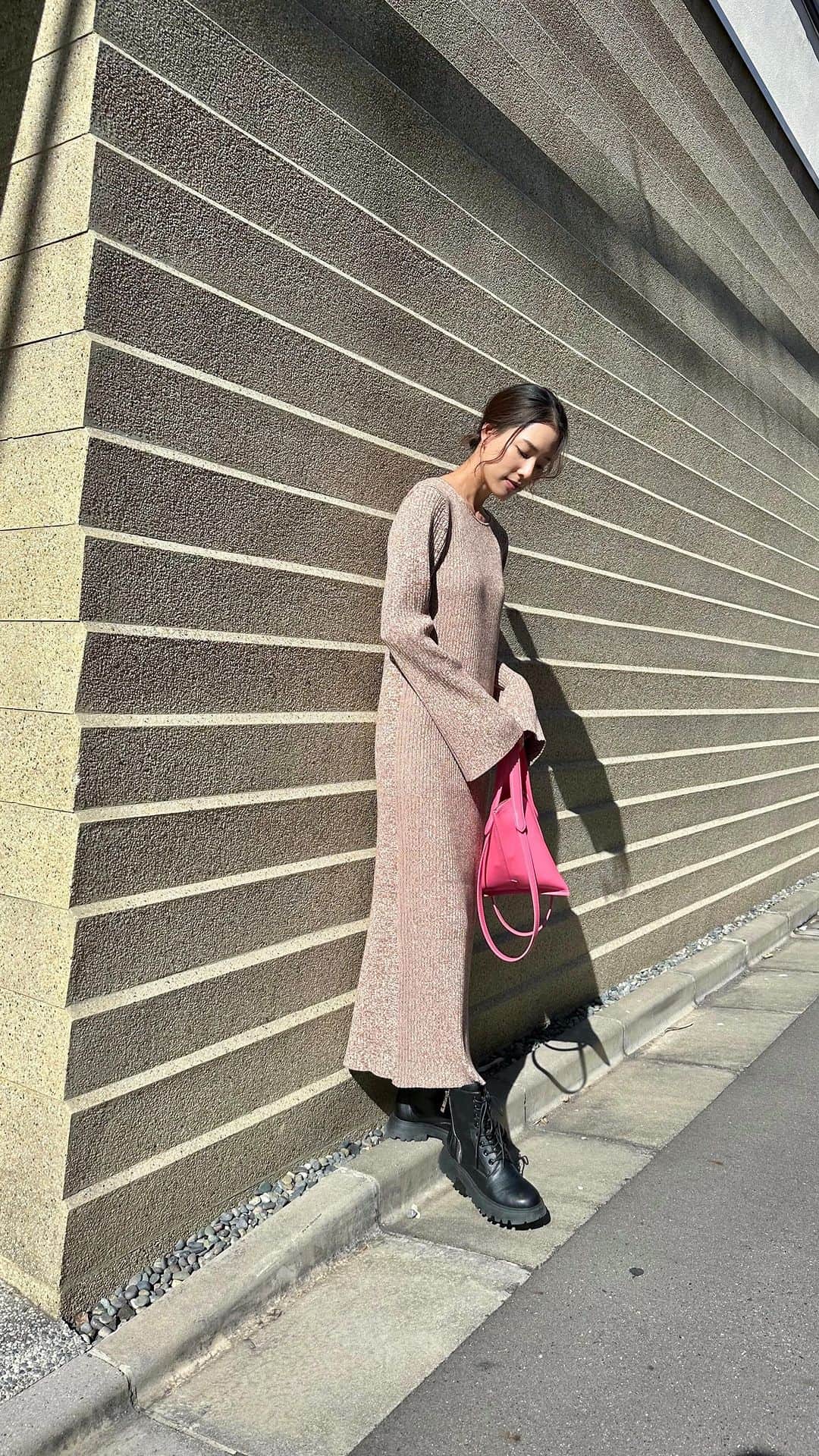 のインスタグラム：「#momoka_fashion 💕  展示会でオーダーしてた @blackbymoussy_official の ニットワンピが届いたので早速🫶🏻  #blackbymoussy #blkby」