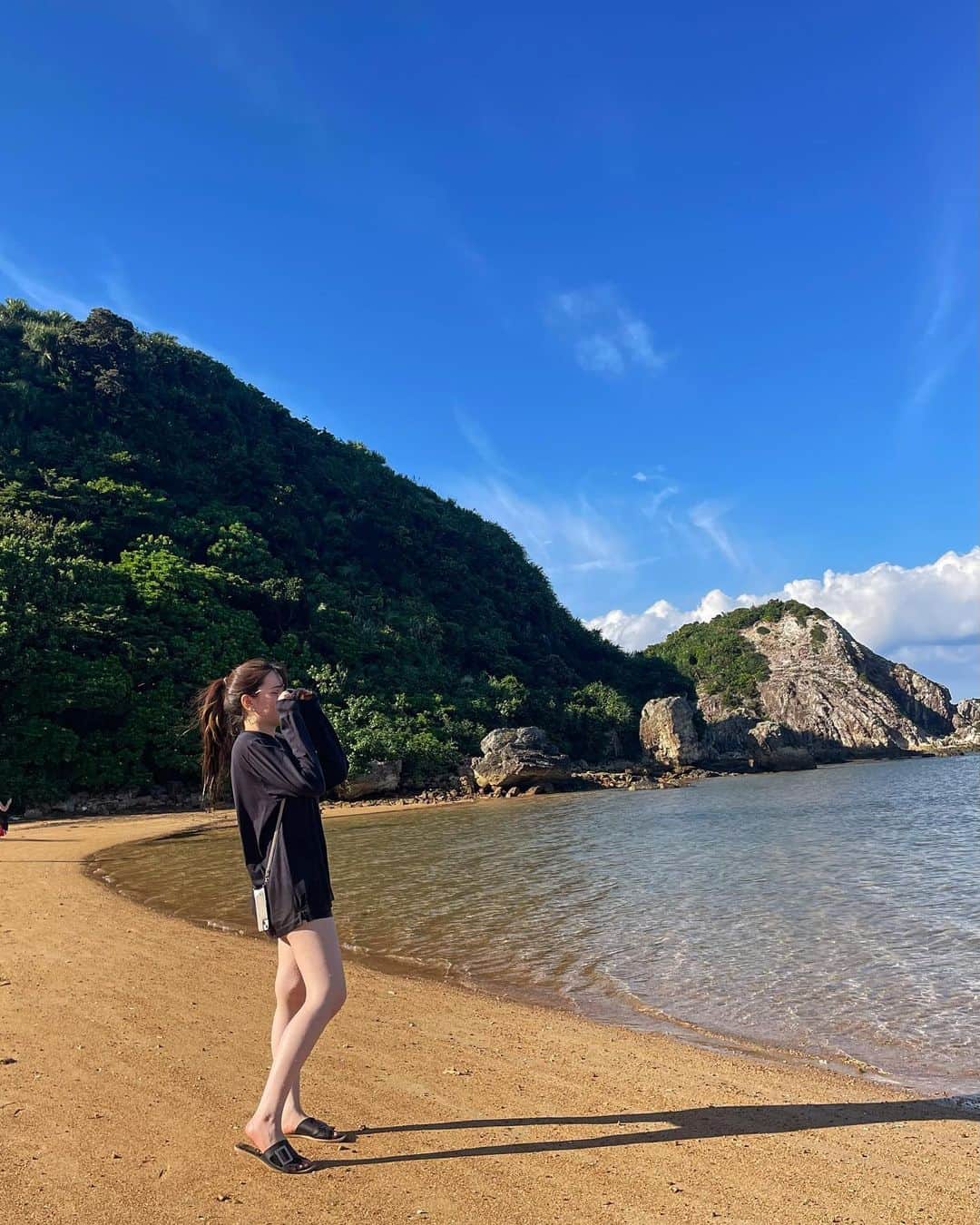 れもんえいみのインスタグラム：「. 西表島🏖 骨ストがすぎる  このビーチ誰もいなかった でも 写真に映ってないところ 異国のゴミがたくさん流れ着いてて なんとも言えない気持ち…🥺」