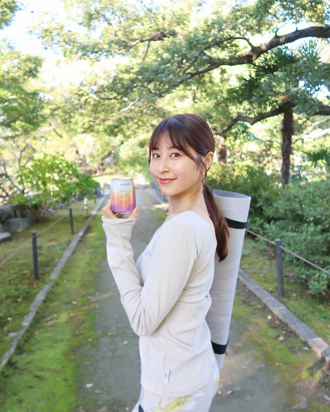 権田裕美のインスタグラム：「🍂🥤🧘🏻‍♀️ 日本初上陸のリラクゼーションドリンク  「moment」をいち早くお試しできました🤍  「飲むだけで瞑想」 がコンセプトのリラクゼーションドリンクは、 ・人工着色料不使用 ・砂糖不使用 ・人工甘味料不使用  ボタニカルソーダでほんのり癒される甘さ！ ノンカフェインなので、 おやすみ前のリラックスタイムにもよさそうです🌙✨ 私はヨガレッスン後バタバタと日中を過ごすことが多いですが、momentを飲んでホッと一息つくことができました🥋♥️  #moment #NewYork #リラクゼーションドリンク #飲むだけで瞑想#PR#ヨガインストラクター#ヨガウェア#japanese#ヨガ#瞑想#瞑想ヨガ   @moment_drink_jp」