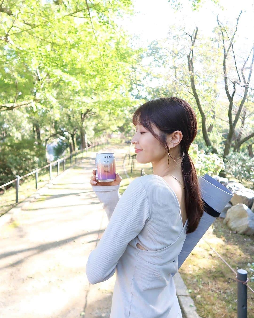 権田裕美さんのインスタグラム写真 - (権田裕美Instagram)「🍂🥤🧘🏻‍♀️ 日本初上陸のリラクゼーションドリンク  「moment」をいち早くお試しできました🤍  「飲むだけで瞑想」 がコンセプトのリラクゼーションドリンクは、 ・人工着色料不使用 ・砂糖不使用 ・人工甘味料不使用  ボタニカルソーダでほんのり癒される甘さ！ ノンカフェインなので、 おやすみ前のリラックスタイムにもよさそうです🌙✨ 私はヨガレッスン後バタバタと日中を過ごすことが多いですが、momentを飲んでホッと一息つくことができました🥋♥️  #moment #NewYork #リラクゼーションドリンク #飲むだけで瞑想#PR#ヨガインストラクター#ヨガウェア#japanese#ヨガ#瞑想#瞑想ヨガ   @moment_drink_jp」10月28日 22時19分 - yumigonda