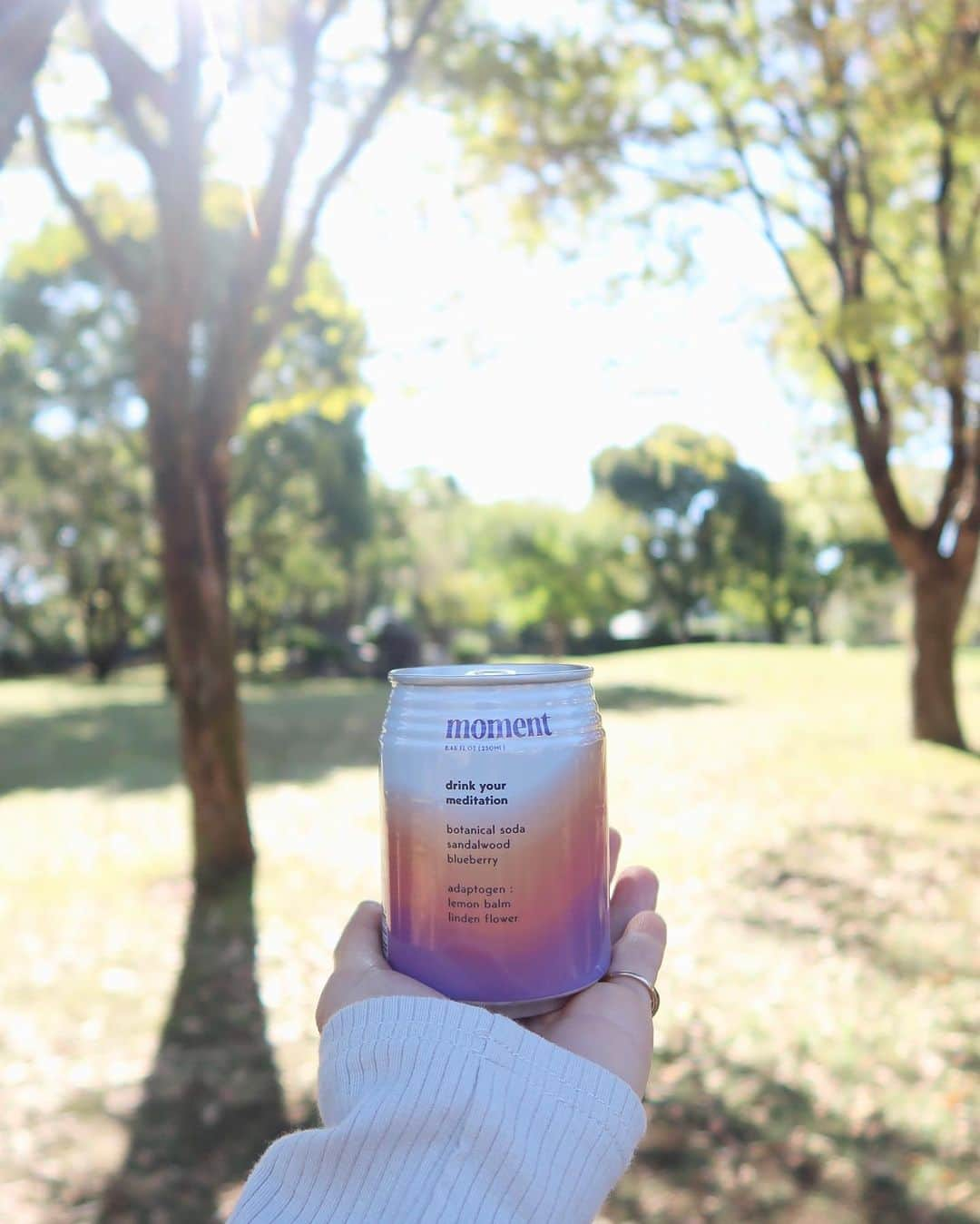 権田裕美さんのインスタグラム写真 - (権田裕美Instagram)「🍂🥤🧘🏻‍♀️ 日本初上陸のリラクゼーションドリンク  「moment」をいち早くお試しできました🤍  「飲むだけで瞑想」 がコンセプトのリラクゼーションドリンクは、 ・人工着色料不使用 ・砂糖不使用 ・人工甘味料不使用  ボタニカルソーダでほんのり癒される甘さ！ ノンカフェインなので、 おやすみ前のリラックスタイムにもよさそうです🌙✨ 私はヨガレッスン後バタバタと日中を過ごすことが多いですが、momentを飲んでホッと一息つくことができました🥋♥️  #moment #NewYork #リラクゼーションドリンク #飲むだけで瞑想#PR#ヨガインストラクター#ヨガウェア#japanese#ヨガ#瞑想#瞑想ヨガ   @moment_drink_jp」10月28日 22時19分 - yumigonda